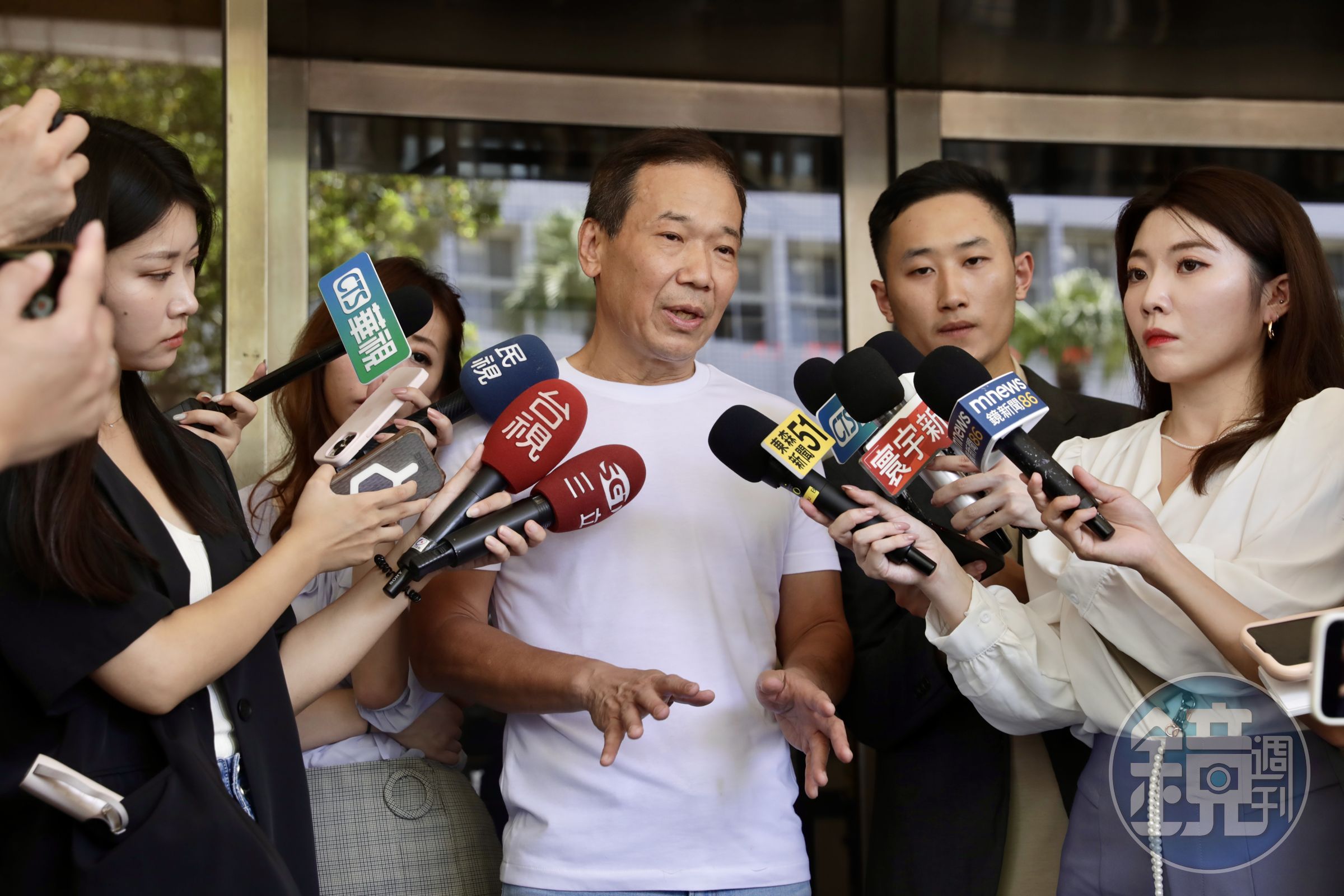 柯文哲與鍾小平今天達成「和解」，柯也決定撤告，鍾小平步出法院時接受媒體採訪。（本刊資料照）