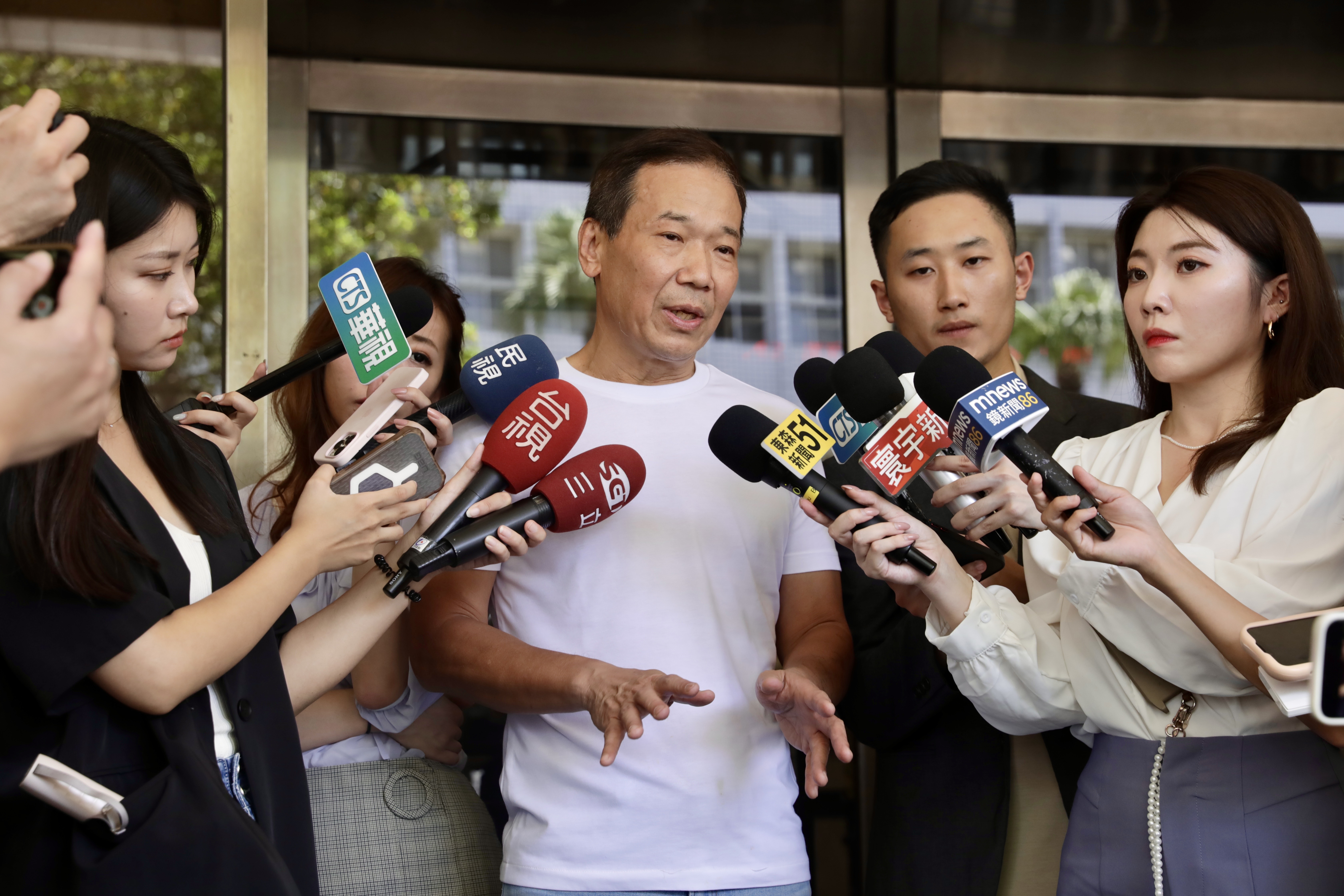 柯文哲與鍾小平今天達成「和解」，柯也決定撤告，鍾小平步出法院時接受媒體採訪。（本刊資料照）