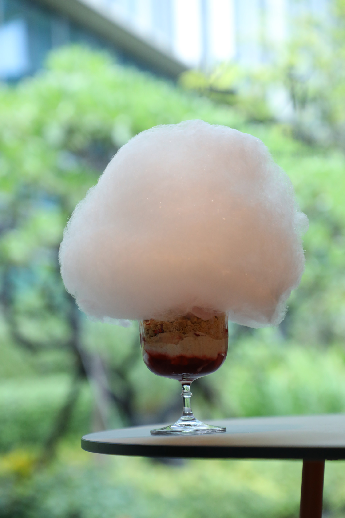 「雲朵草莓芭菲」除了吸睛的棉花糖雲朵,還吃得到草莓果凍、紅茶香緹、西谷米、凍乾草莓、香草奶凍及草莓冰淇淋,風味豐富且分明。(380元/份)