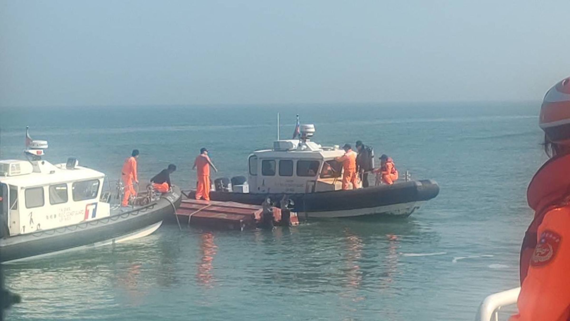 海巡署第十二巡防區統籌艦隊分署第九海巡隊CP1051巡防艇於14日下午追緝越界中國漁船,導致2死2傷。(金門海巡隊提供)