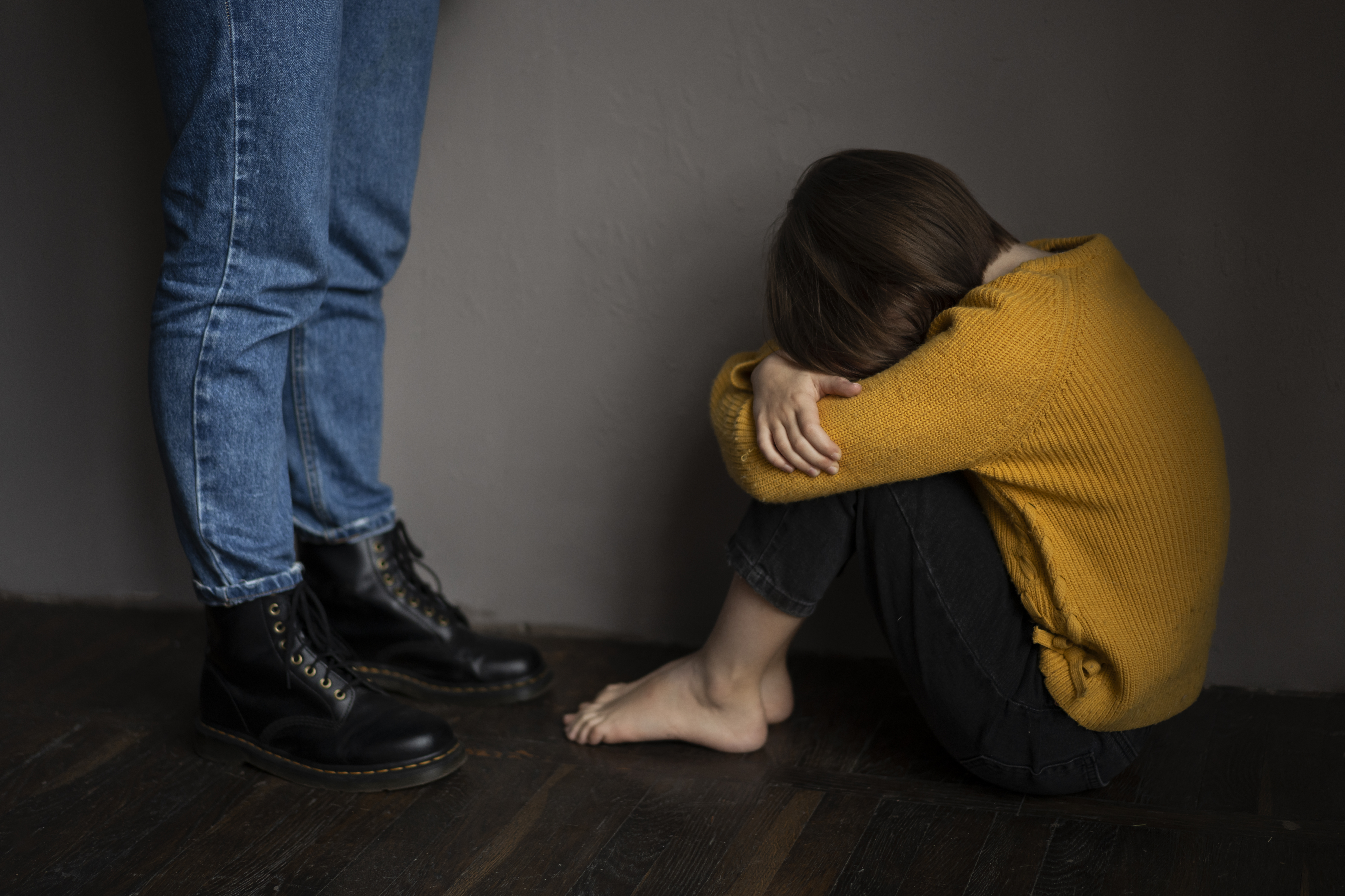 南韓一名獸父在13年的時間內，性侵繼女高達2,092次。（翻攝freepik圖庫）