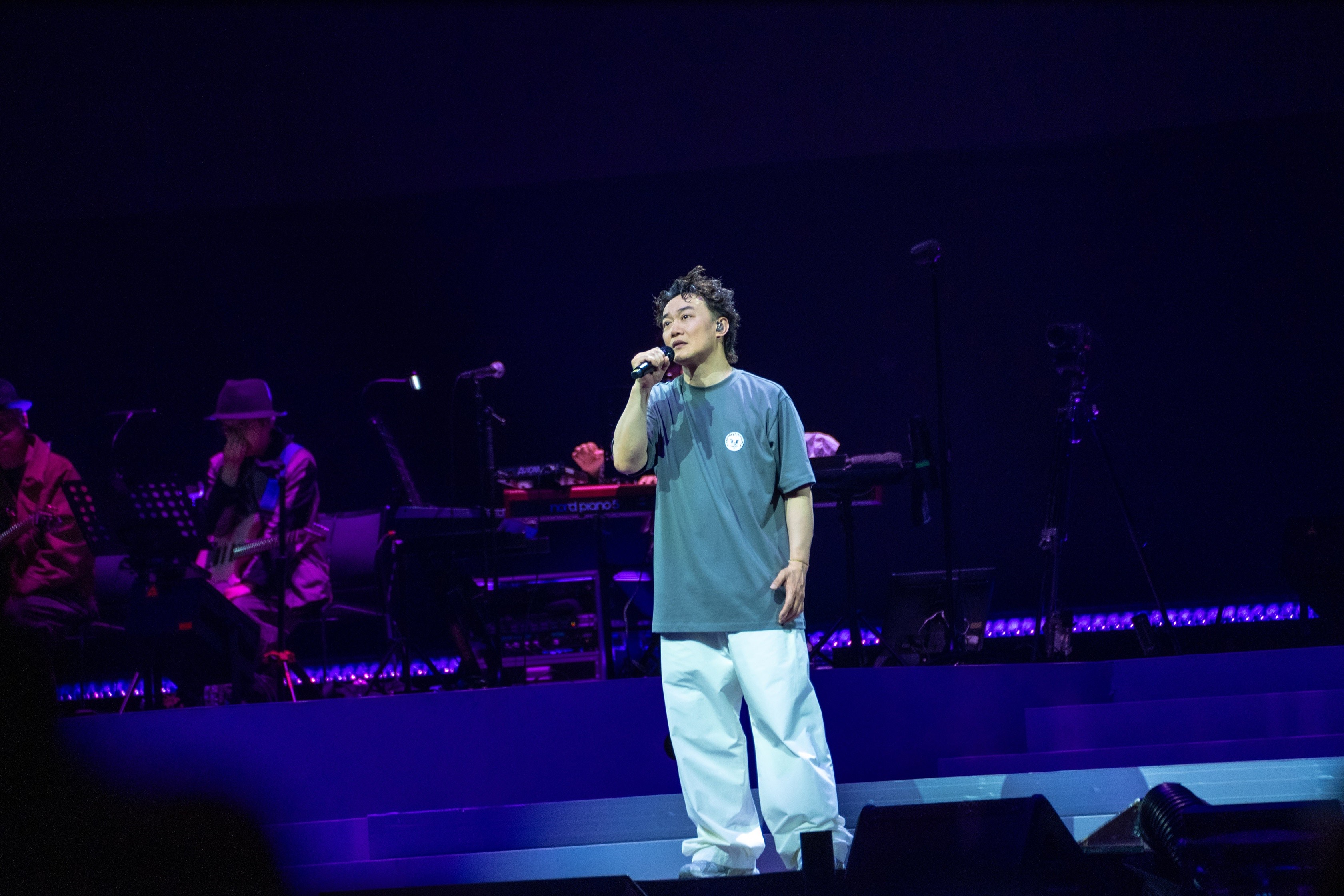 演唱會上，Eason選唱了玉置浩二的〈Mr. Lonely X 愈想愈無謂〉。（環球音樂提供）