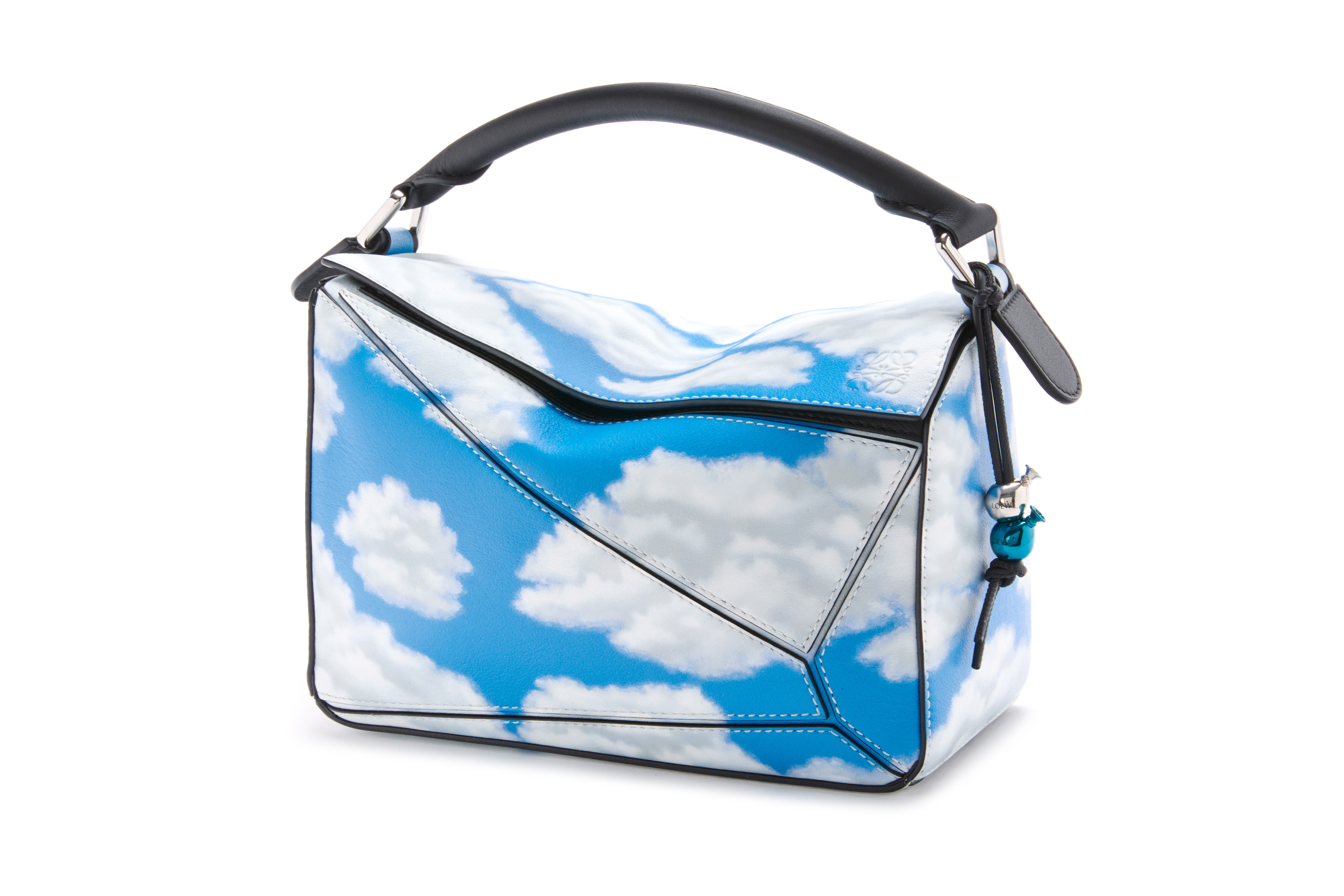 2017春夏Cloud典藏版延續品牌對超現實主義畫風的探索。NT$166,000（LOEWE提供）