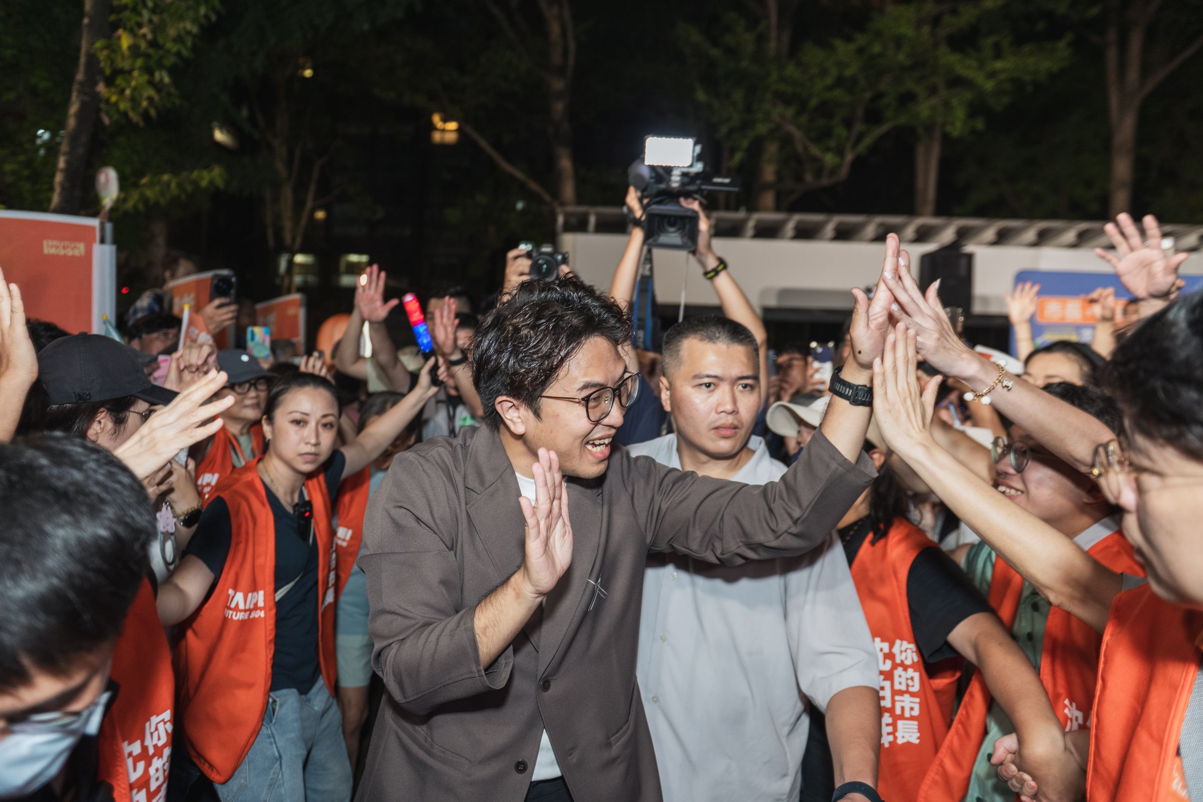 民進黨台北市長參選人沈伯洋頻上異溫層節目「破圈」,近日將三度赴中廣流行網接受專訪。(沈伯洋競選辦公室提供)