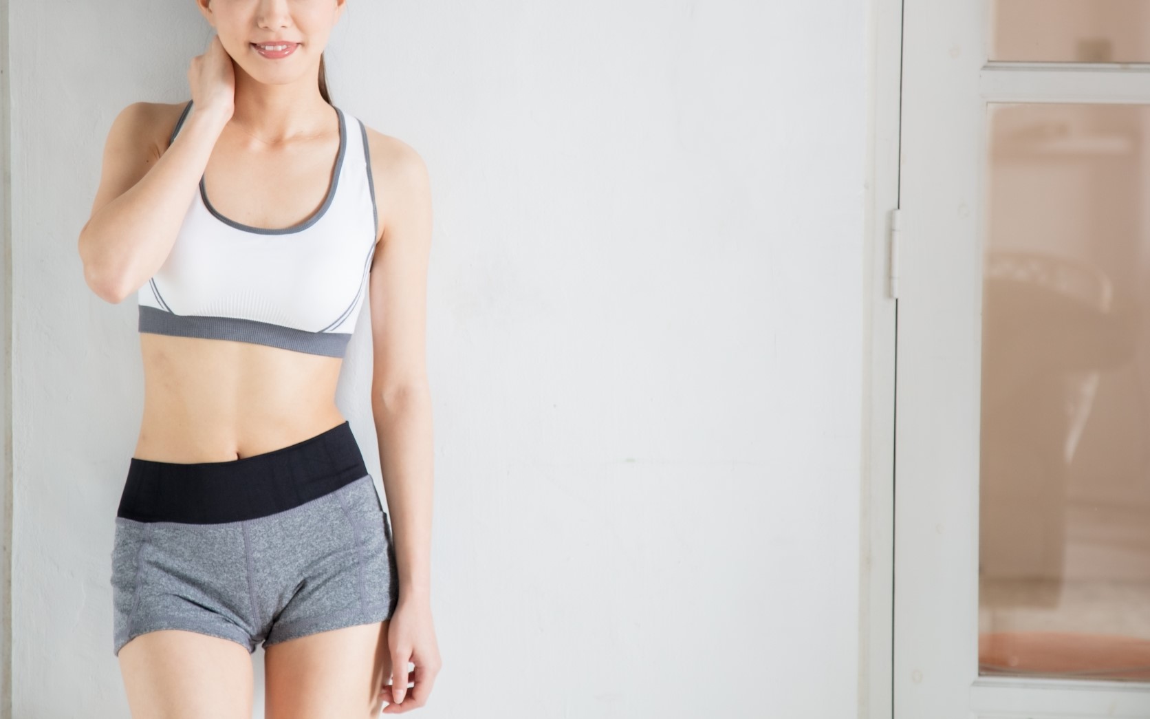 女網友的男友爸爸騎機車載她去買東西，她穿著運動內衣、短褲，還摟對方腰，被男友母親痛斥行為不檢點。（示意圖，photoAC）