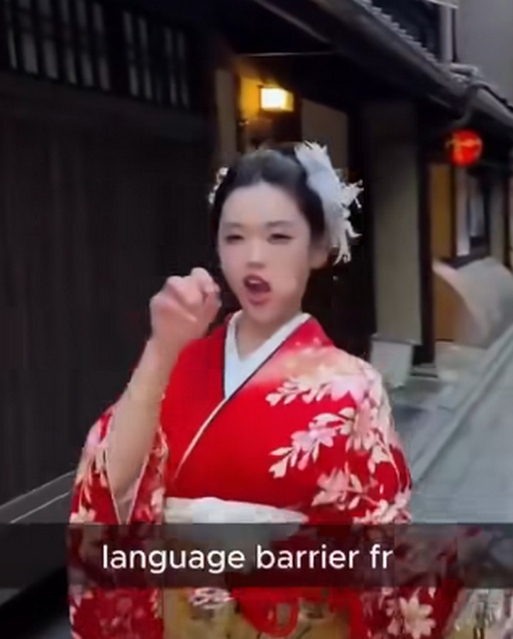 一名佯裝藝妓的女子在街頭做出性暗示動作，誘騙客人掏錢詐財。（翻臉書＠แจนแปล - คดีญี่ปุ่น）