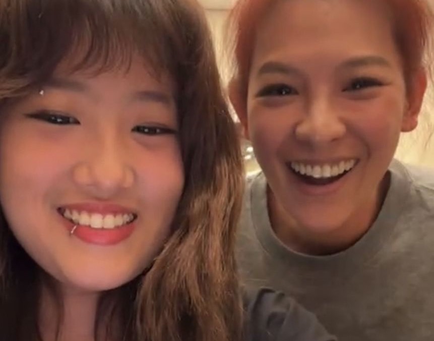 林若亞意外素顏現身梧桐妹(左)的直播。(翻攝自IG)