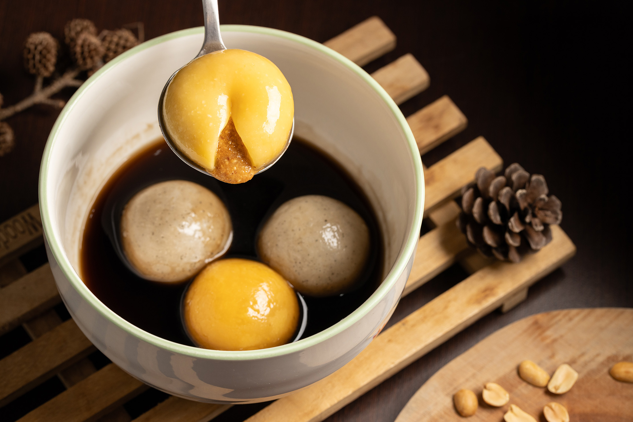 「淇哥手作好料理」以純手工製作的內餡、五彩繽紛的湯圓、水餃與北部粽，深受街坊鄰居的喜愛。