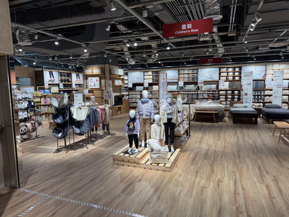 男子在家飾區全裸滾床，誇張行徑讓網友直呼跟先前Uniqlo大便事件有得比。（翻攝無印良品官網）