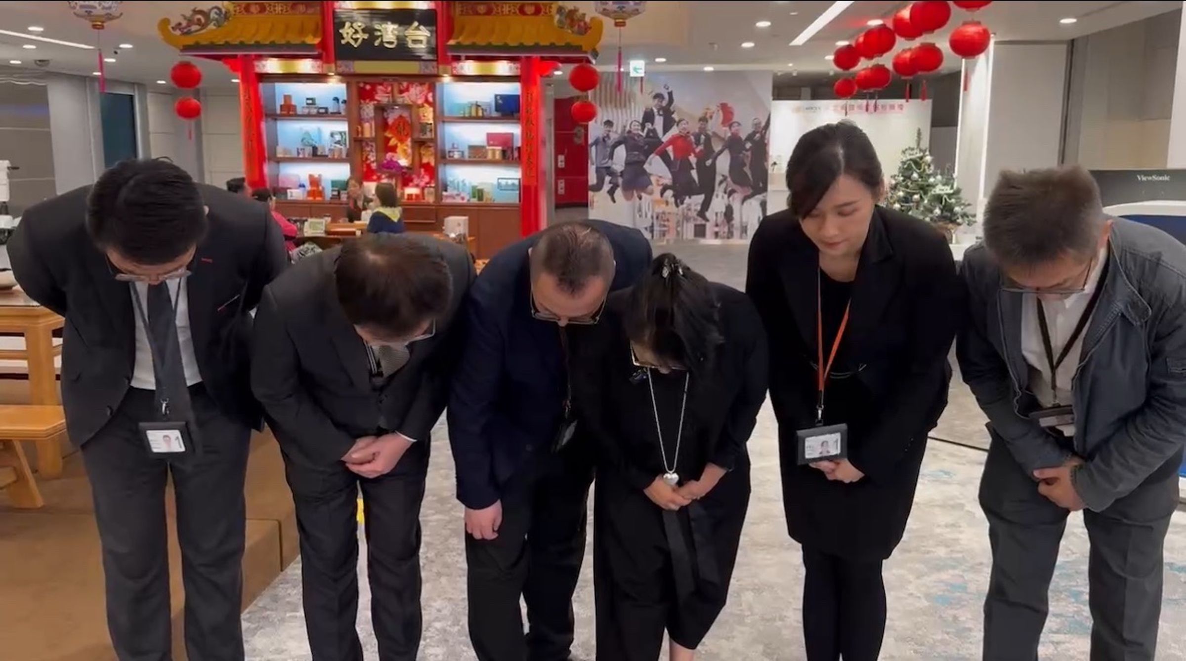 采盟免稅店董事長古素琴帶著員工出面道歉。(翻攝自采盟免稅店臉書)