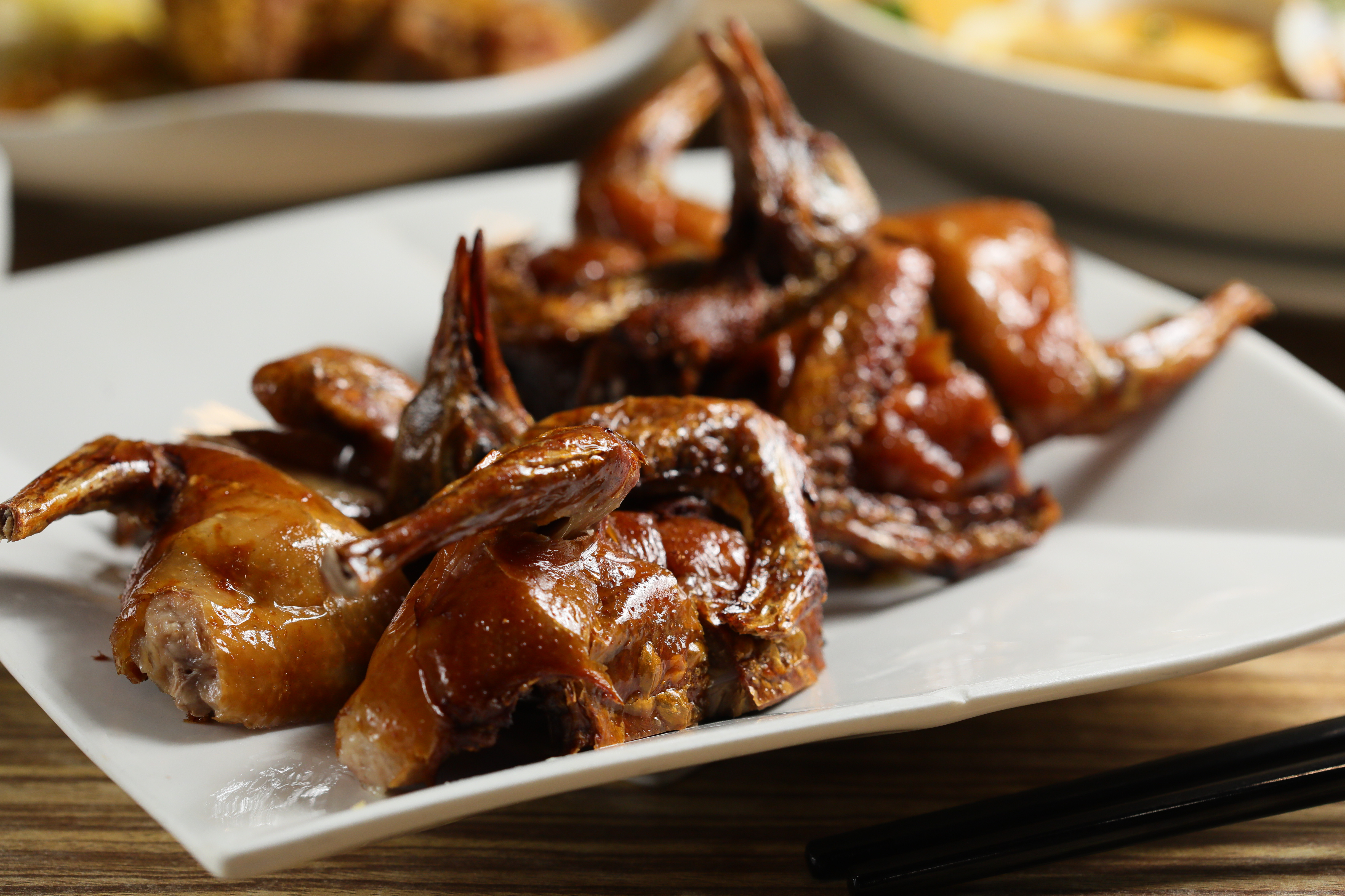 令人吮指回味的「紅燒乳鴿」，必須預訂才吃得到。（港幣68元／隻，圖中為2隻）