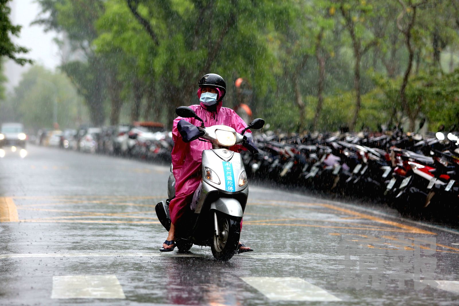 雨彈狂炸12縣市豪、大雨特報 高雄5地停班課!週末滯留鋒北移威脅全台