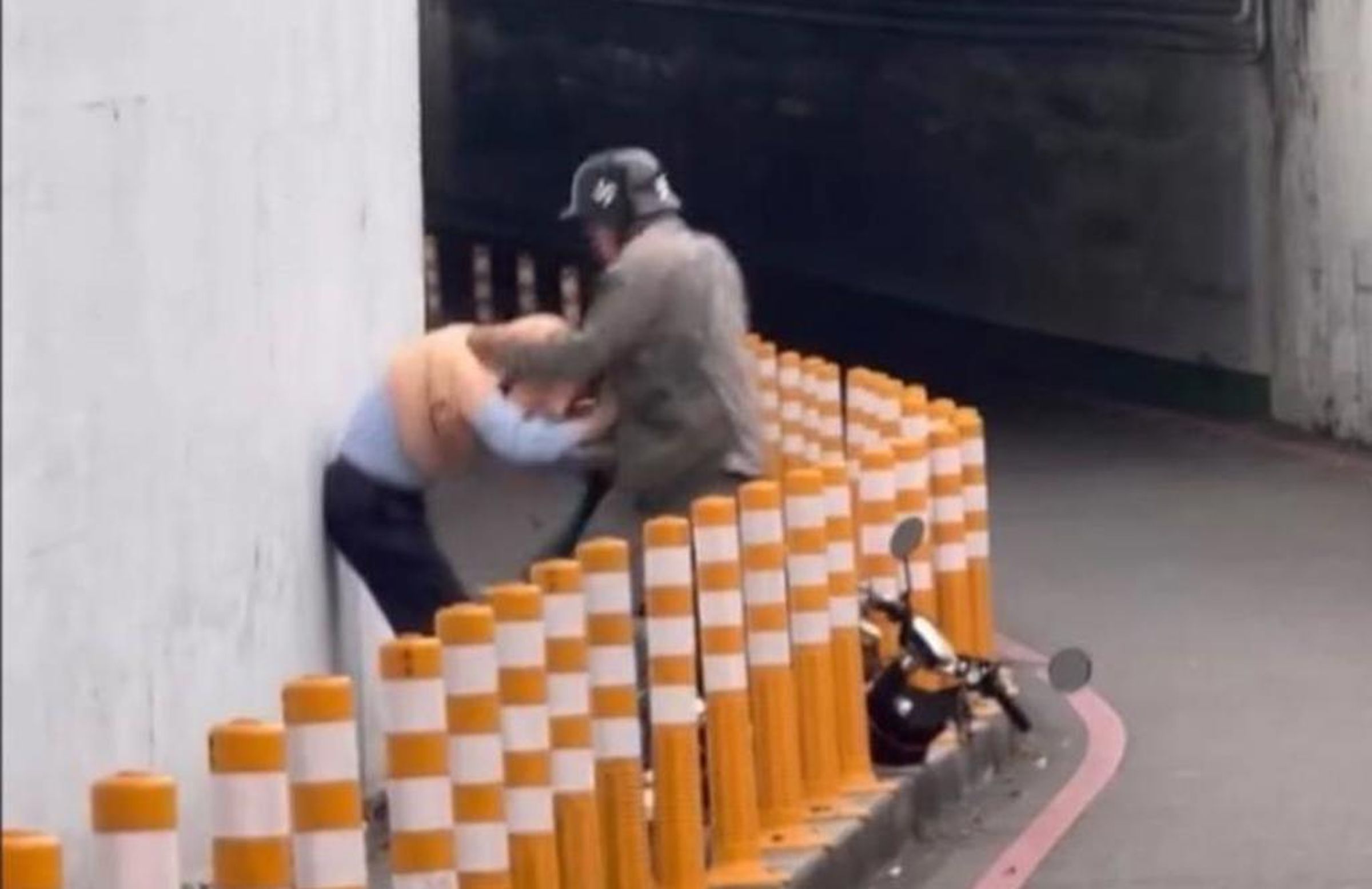 高雄一對老夫婦在行人專用道，遭騎電動自行車的馬姓男子擦撞，馬男竟在口角衝突中，爆打其中的林姓老翁。（翻攝畫面）