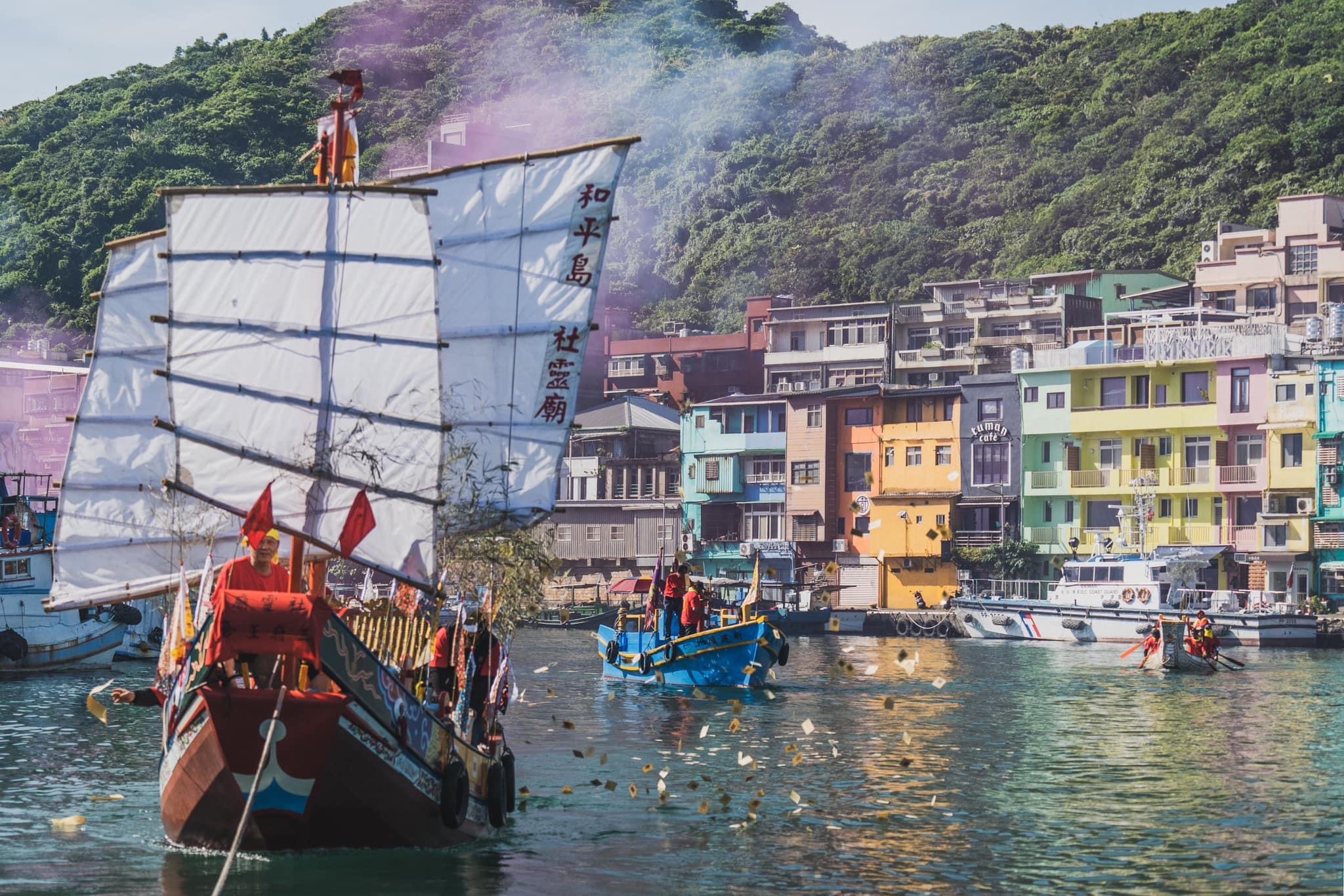 和平島社靈廟王船與護送船隊在正濱漁港繞港3圈祈福平安後，正式出海。（攝影／張屹）