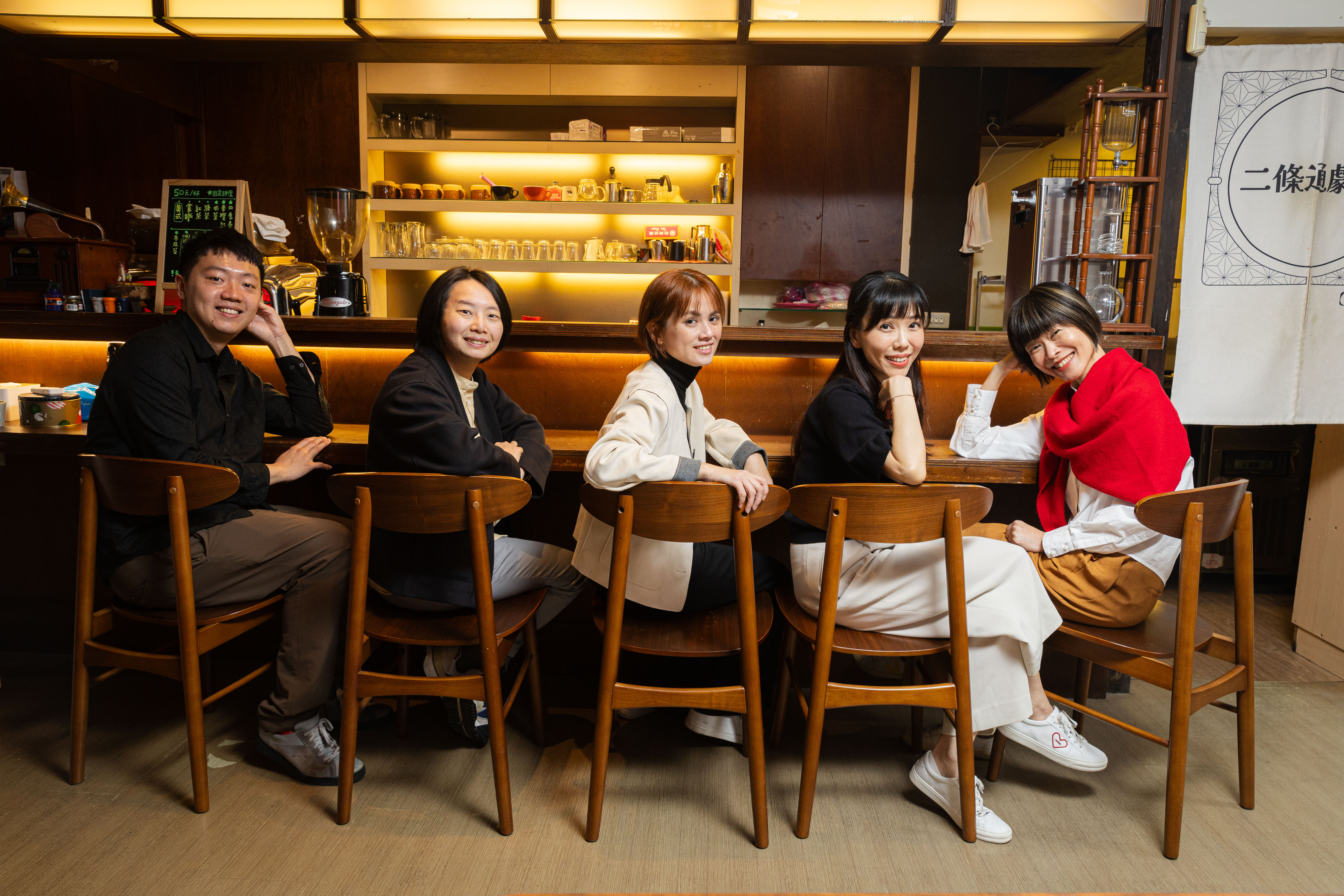 SML樂劇創製藝術總監雷昇（左1）、製作經理王文倢（左2）與唱歌集團長詹喆君（右2）、製作人詹喆雅（左1）參與讀劇匯取得佳績，榮耀基金會執行長孫瑞君（中）一路扶持。