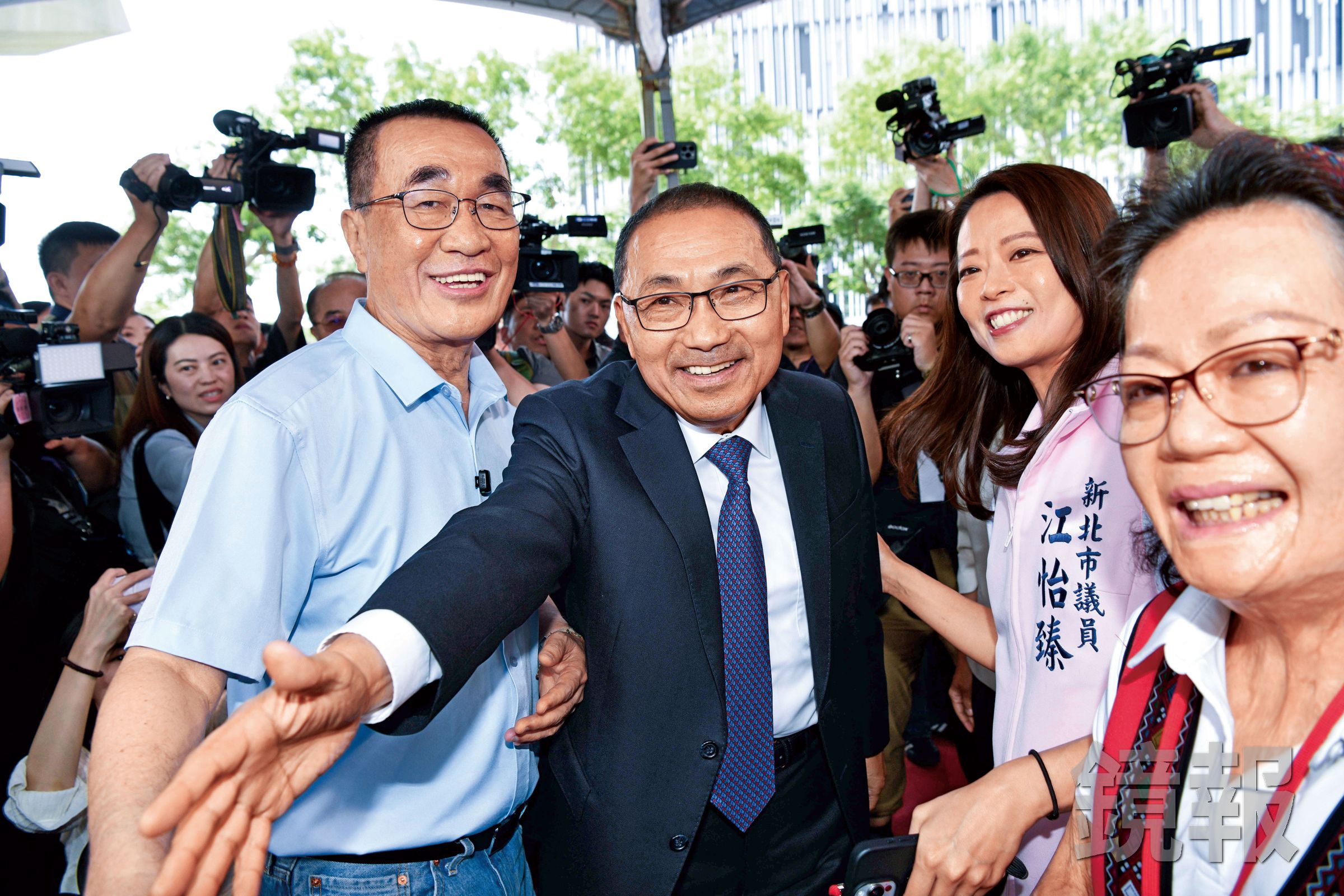 捷運三鶯線通車典禮上,新北市長侯友宜(前中)與李四川(前左)熱情握手互動。(鏡報李智為)