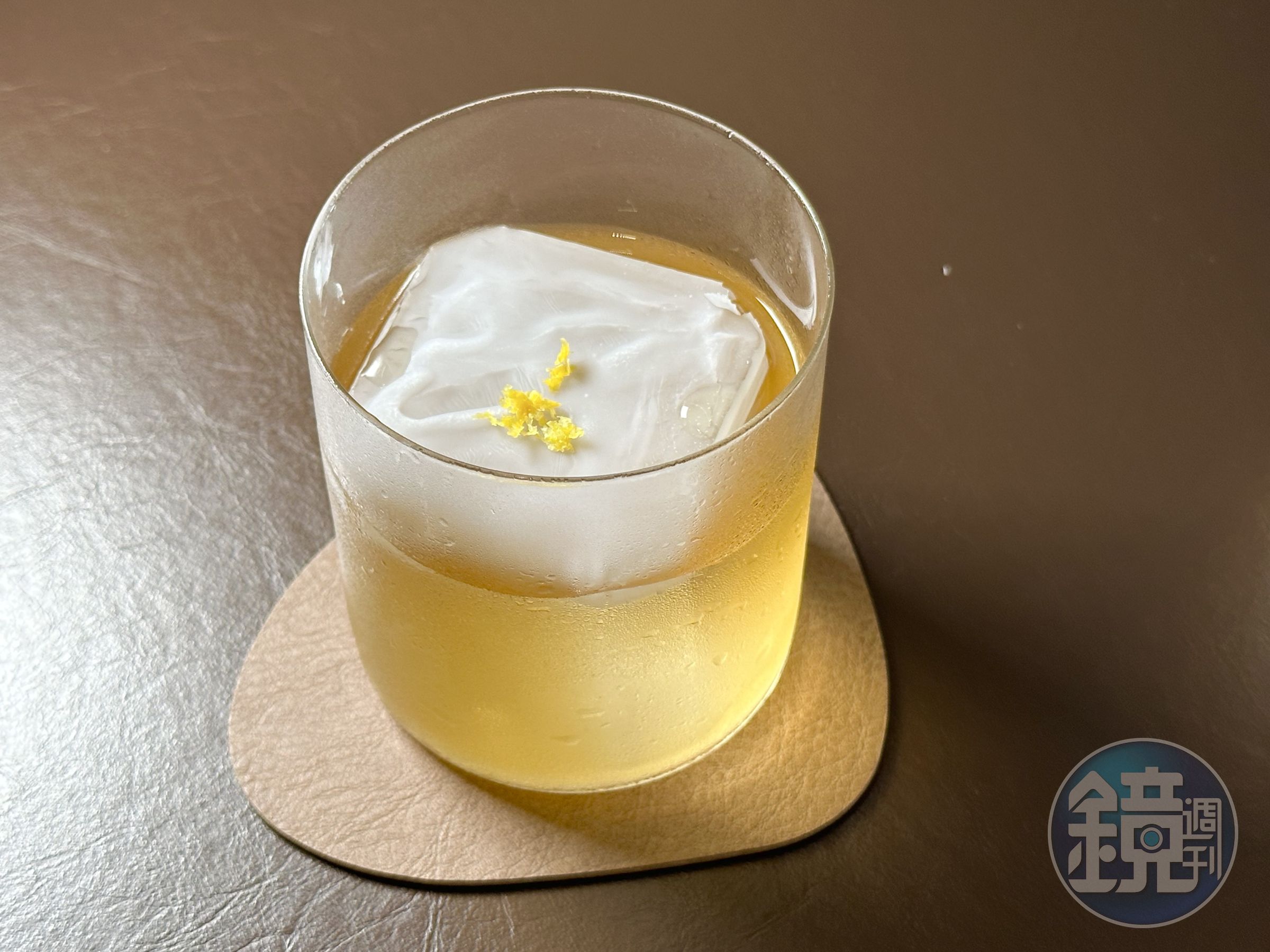 無酒精調飲「夜光之繹」用到了27種香料,喝起來卻溫和有層次。(300元/杯)