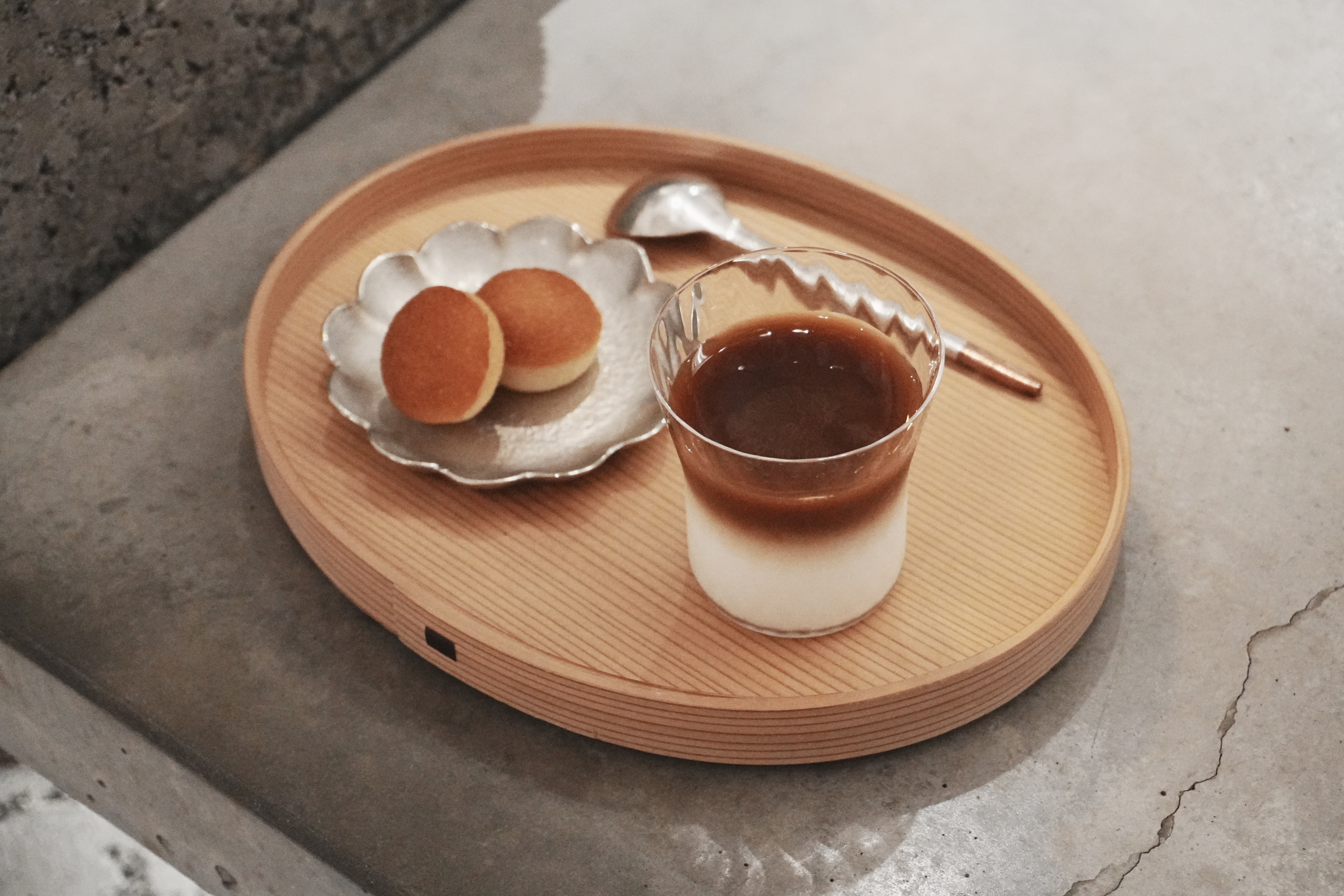 小點組合將費南雪搭配「西達摩」為底的歐蕾，作為套餐的收尾。