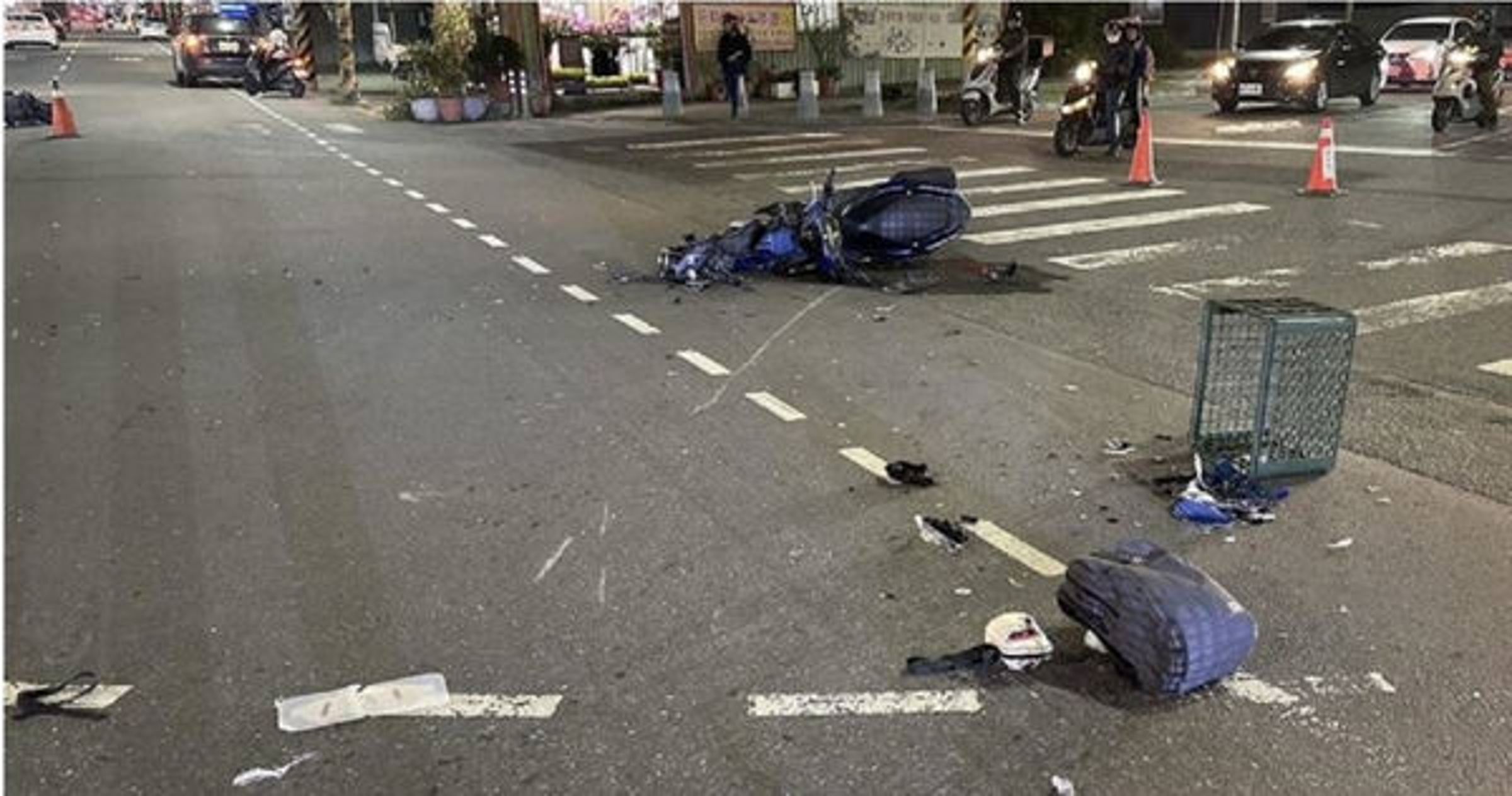 高雄市大寮區昨日晚間發生機車互撞車禍,導致一名蔡姓男騎士身亡。(翻攝畫面)