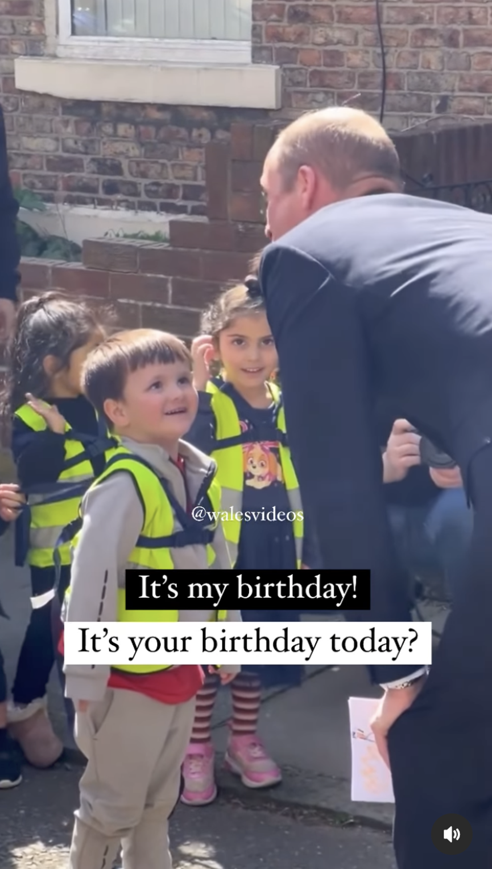 3歲的凱文（左）告訴威廉王子今天他生日，其實他在吹牛。（翻攝walesvideos IG影片）