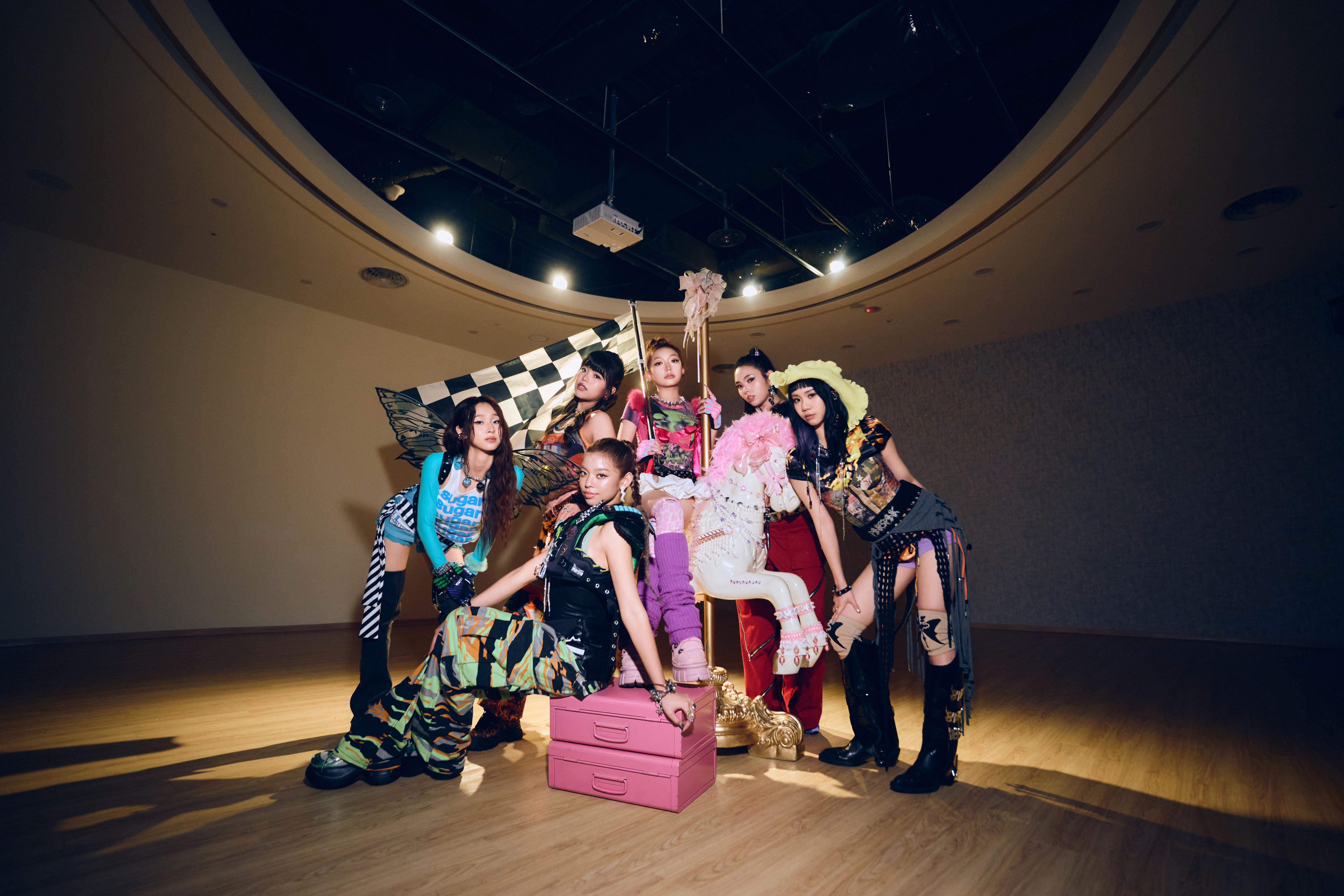 babyMINT於7月31日發行第三首單曲〈i〉。(左起)熙妍、丞妘、粼粼、栩栩、Vikky及品妡。( 圖/華研國際提供)