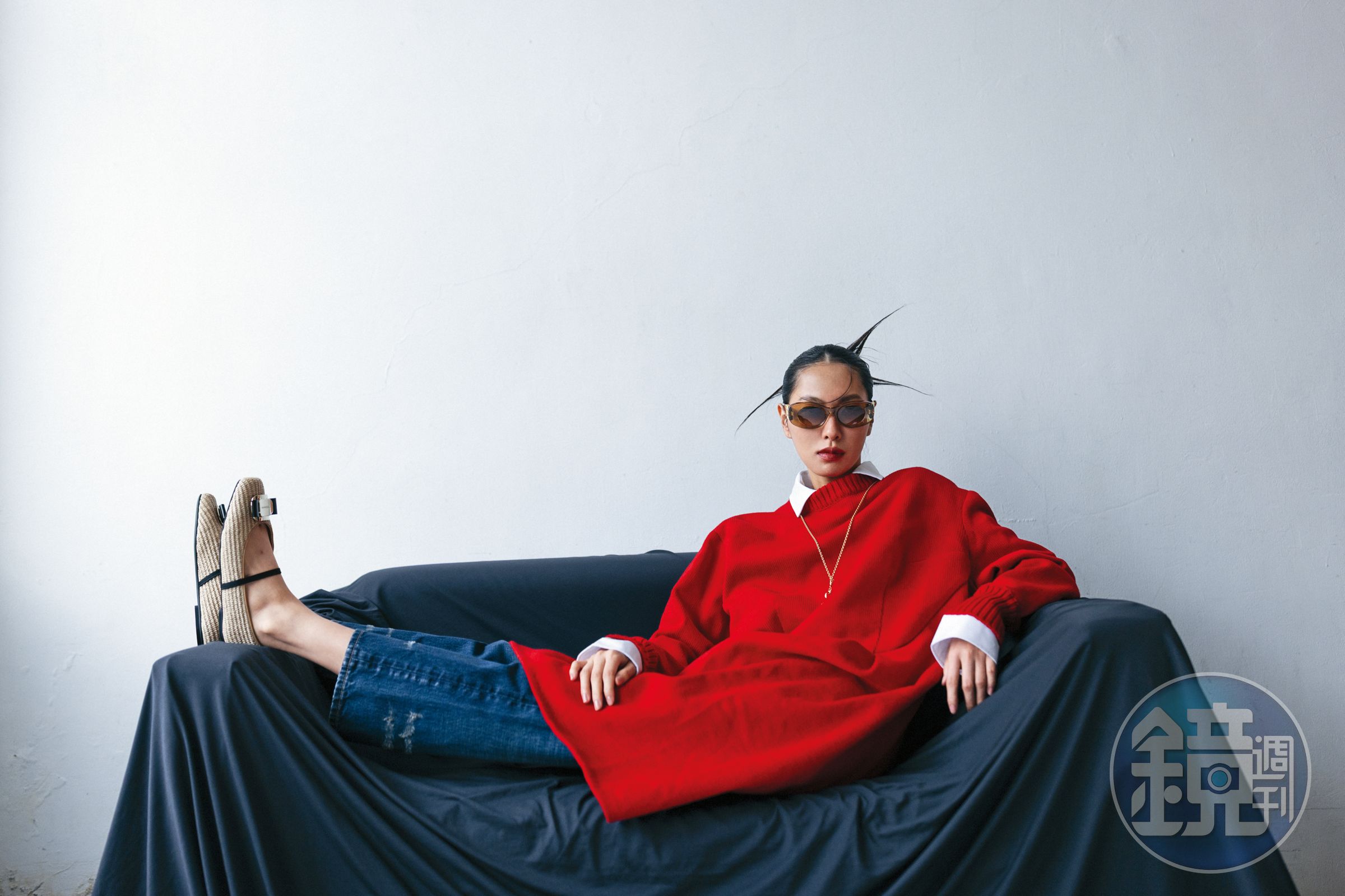 紅色羊毛洋裝 NT$240,000 by PRADA、白色棉質襯衫 NT$62,000 by PRADA、丹寧刷色長褲 NT$57,000 by PRADA、Zina藤編芭蕾舞鞋 NT$28,900 by FERRAGAMO、Beveled方形大框太陽眼鏡 價格店洽 by LOEWE、Chateau Treasures愛心項鍊NT$23,700 by Chloé