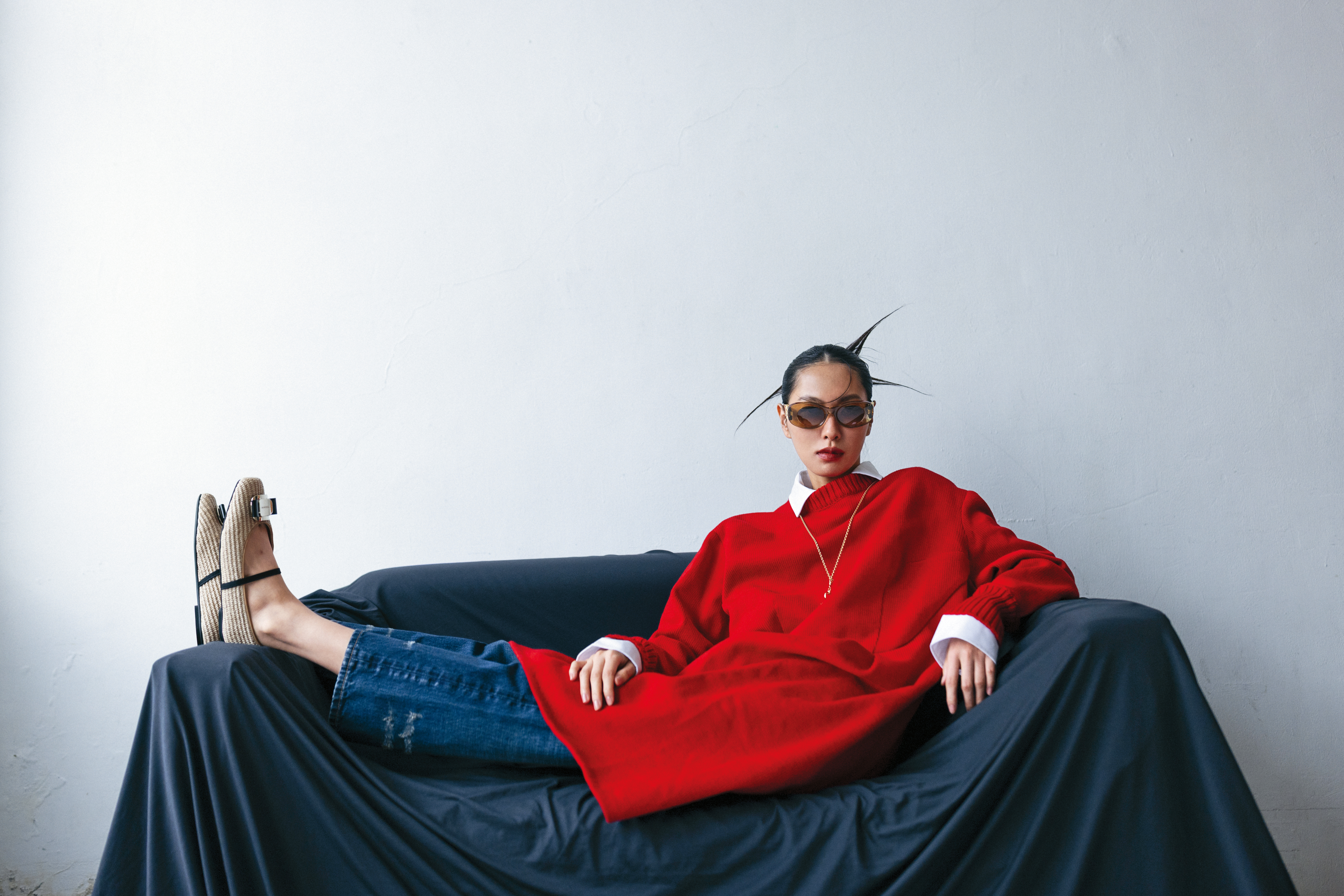 紅色羊毛洋裝 NT$240,000 by PRADA、白色棉質襯衫 NT$62,000 by PRADA、丹寧刷色長褲 NT$57,000 by PRADA、Zina藤編芭蕾舞鞋 NT$28,900 by FERRAGAMO、Beveled方形大框太陽眼鏡 價格店洽 by LOEWE、Chateau Treasures愛心項鍊NT$23,700 by Chloé