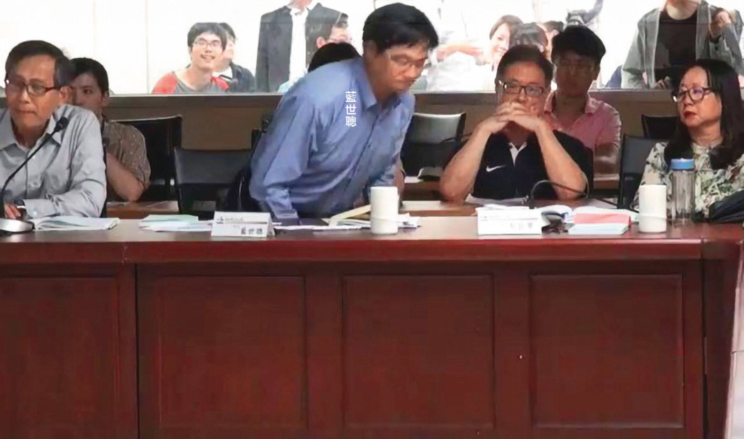 柯市府的民政局長藍世聰在審議會中默默離席,最後導致流會。(翻攝畫面)