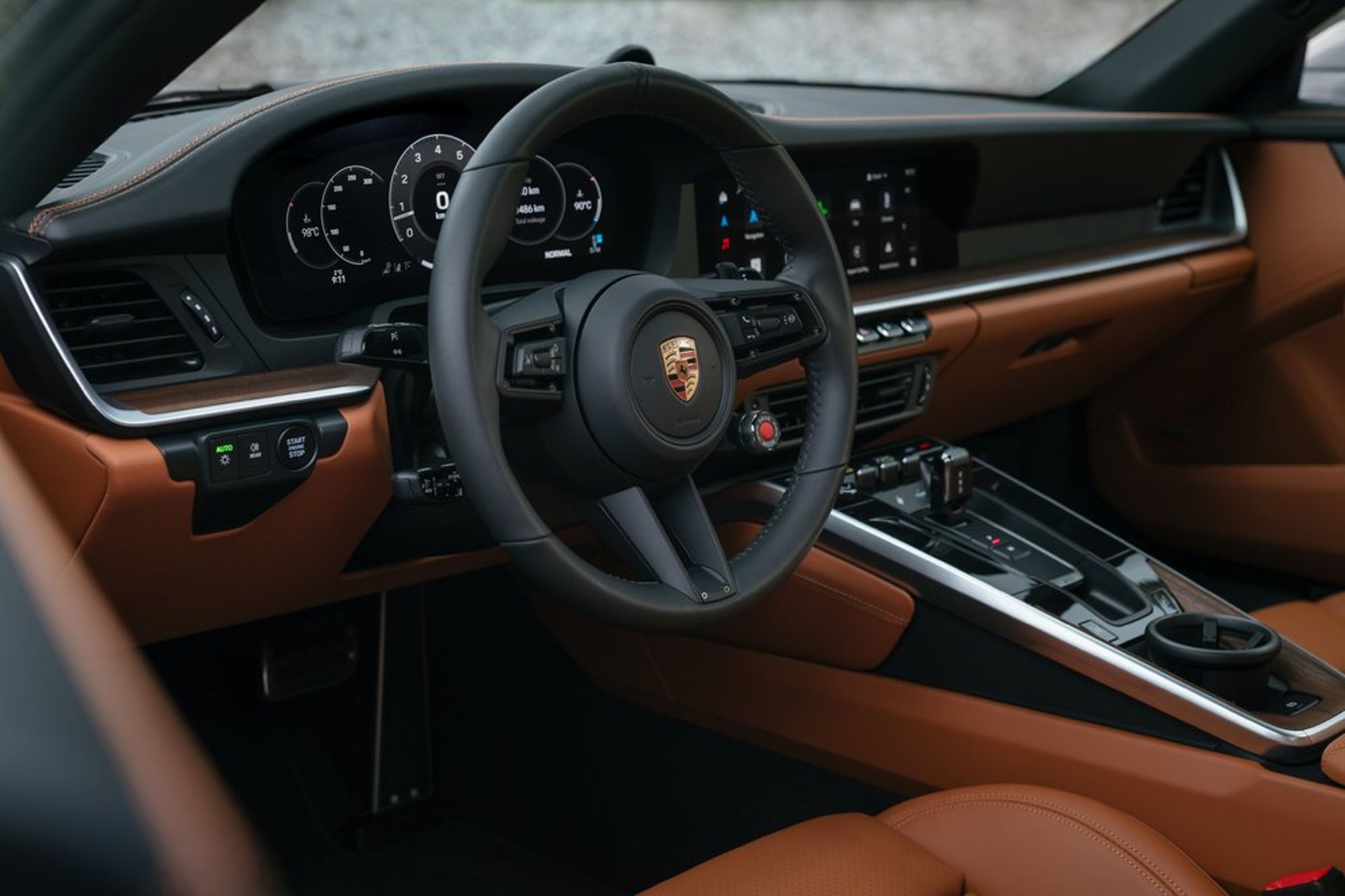 全新911 Carrera S 的內裝展現保時捷一貫的奢華與專屬格調。