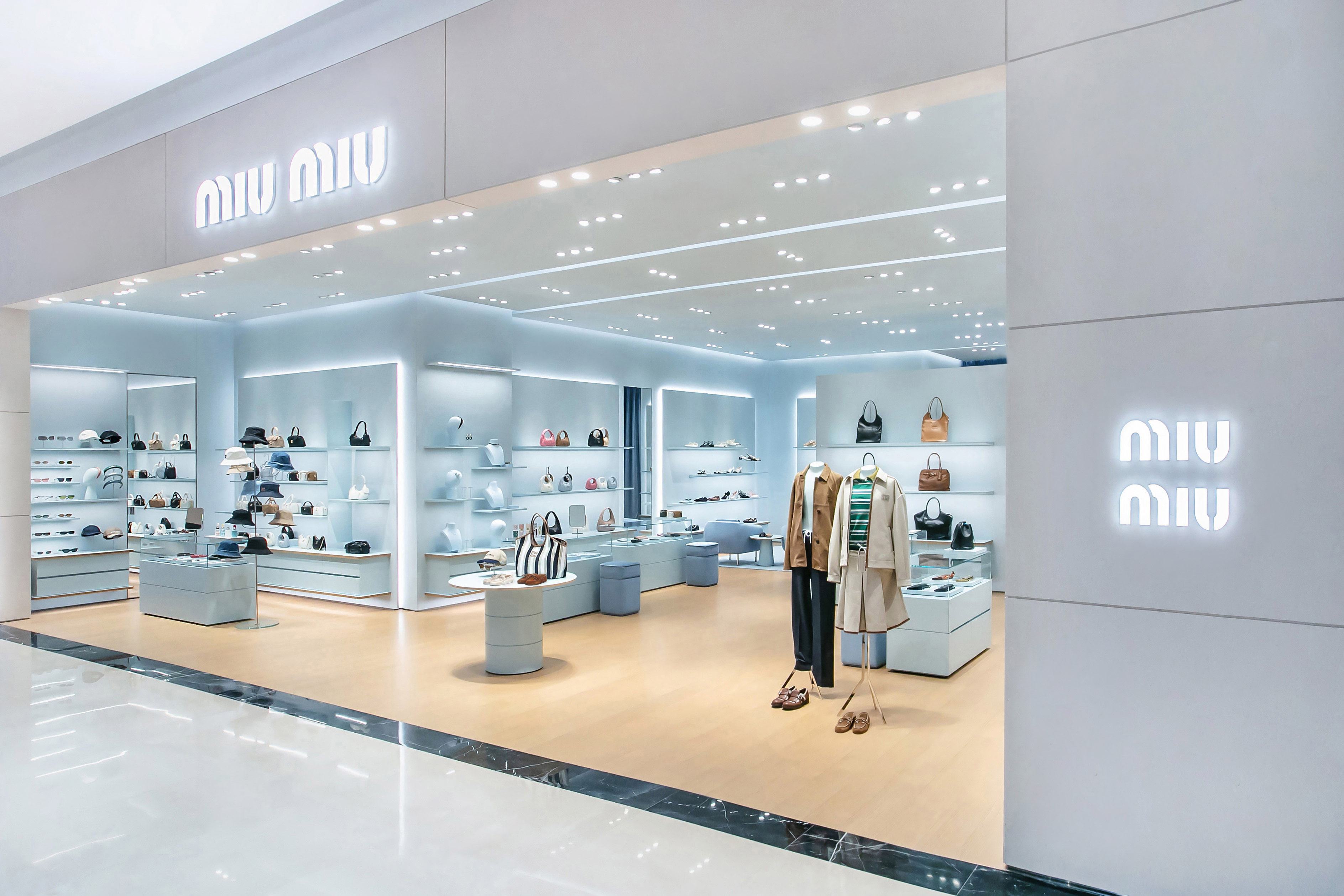 miu miu高雄漢神巨蛋專門店裝飾標誌的象牙白色萊姆石，以及天藍色系牆面和展示層板。（miu miu提供）