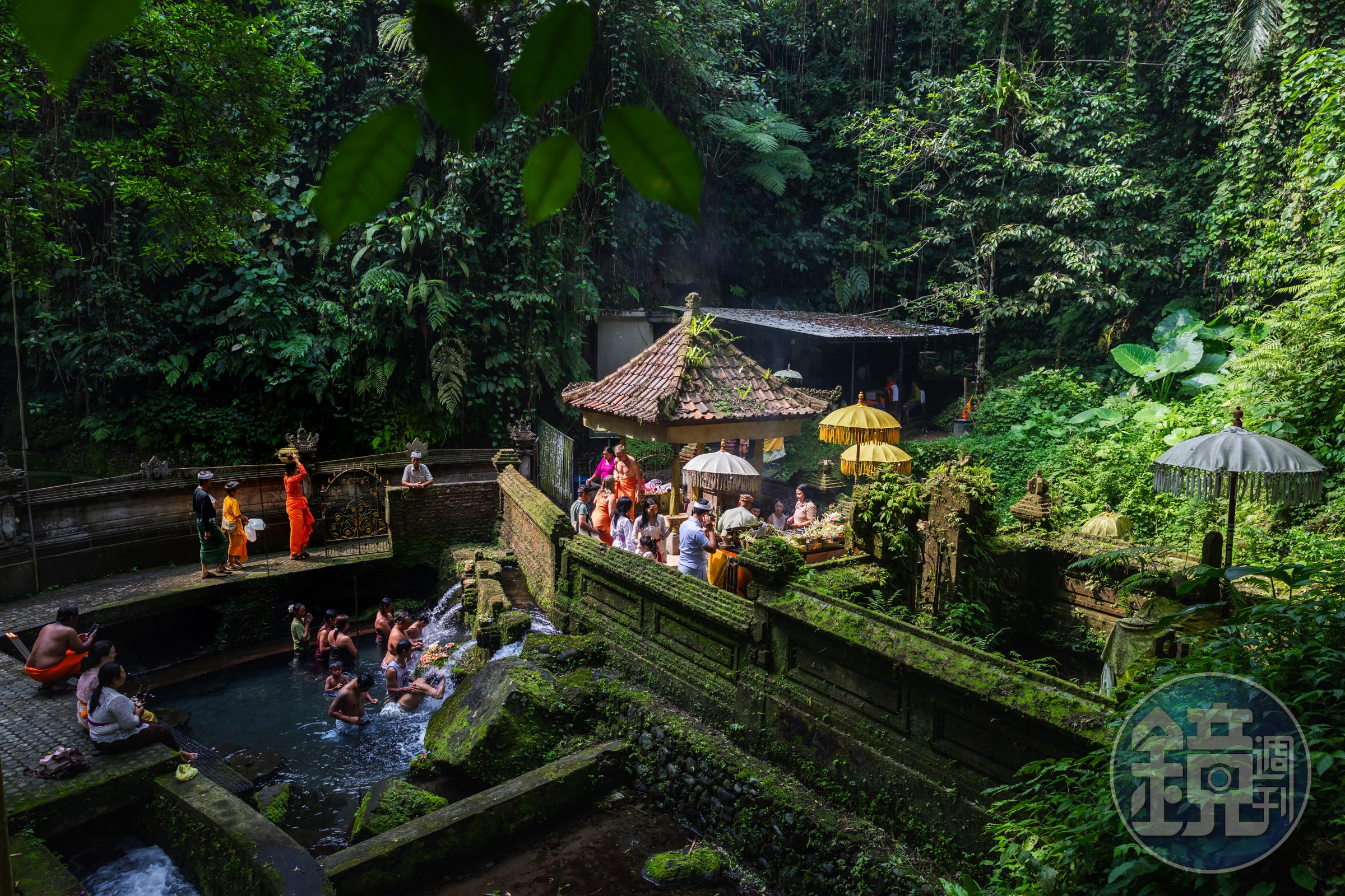 座落峇里島烏布帕克裡桑河谷的「門寧寺」，山中湧泉被集中在兩座聖水池中，聚集許多在地人與遊客在此進行用聖水自我清潔的「Melukat」儀式。