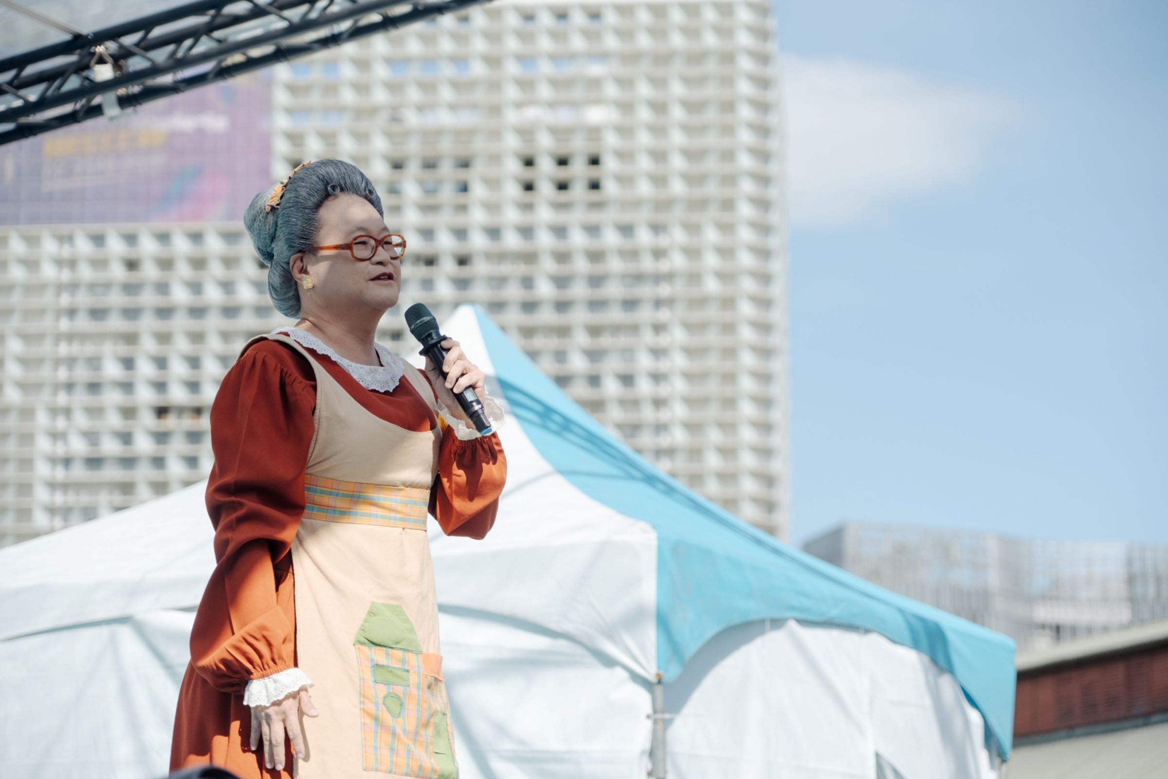 「水果奶奶」在小朋友的心目中有著天后般的地位,她一出場就掀起全場歡呼並跟唱。(小公視提供)