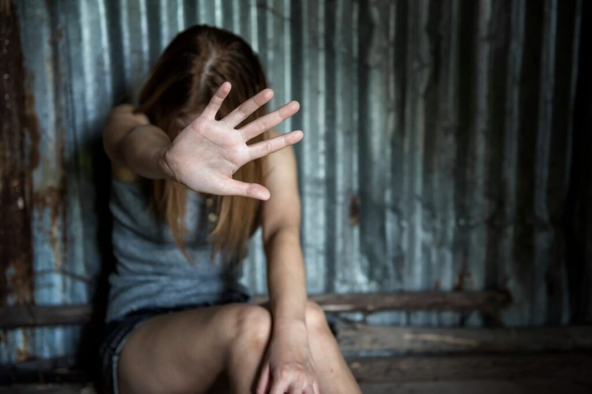 鬼畜！變態父逼女兒與養女拍性愛片，還組7人團「共享」上百份未成年猥褻影像。（示意圖，翻自criminallawyer-nj.com）