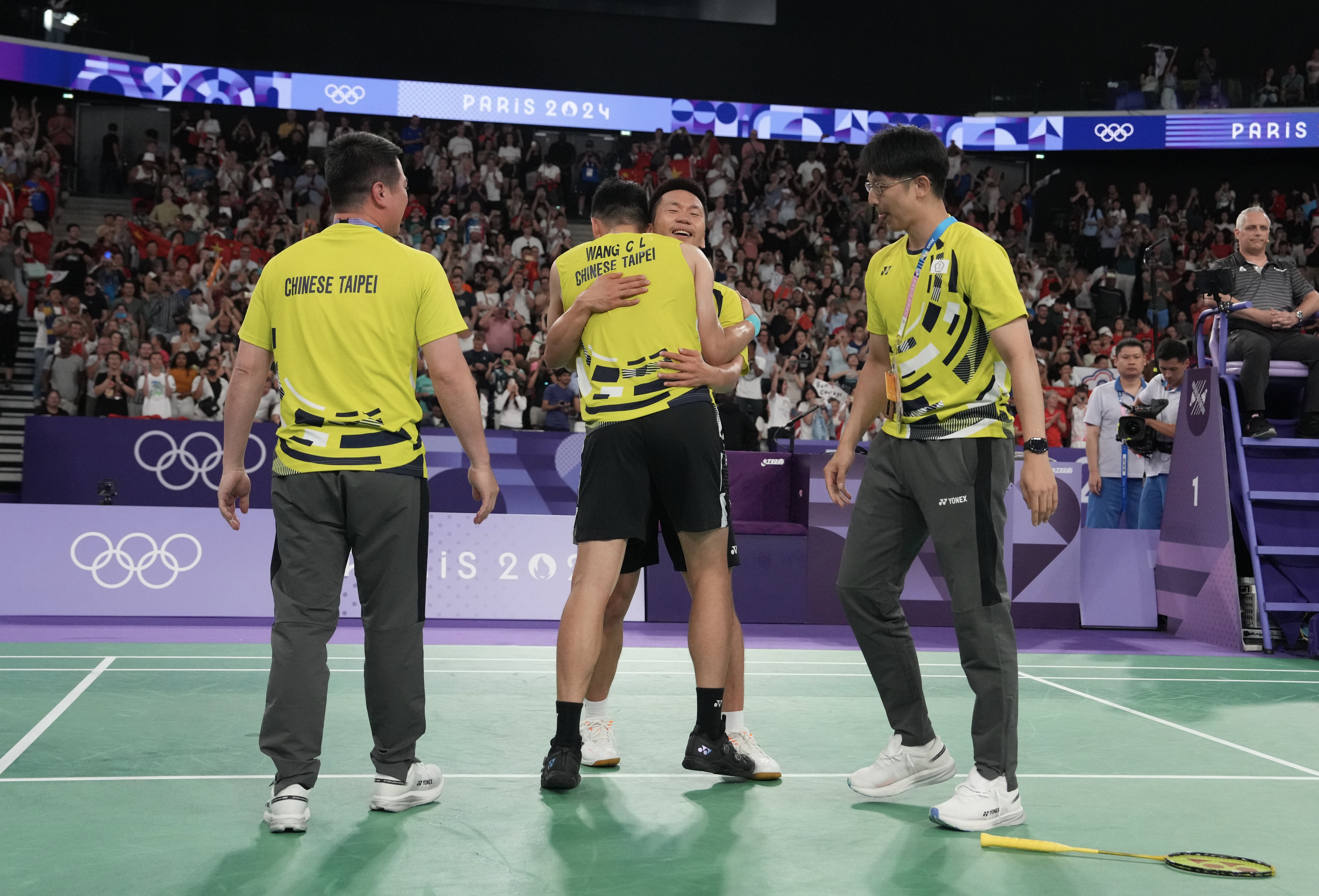 「麟洋配」完成史無前例奧運羽球男雙2連霸，教練與陳宏麟（右）與劉佳城（左）功不可沒。（中華奧會提供）