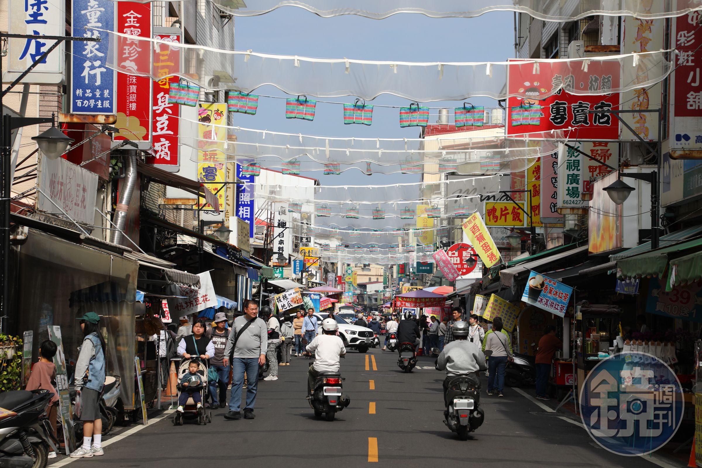 旗山老街的範圍涵蓋中山路、復興街與華中街，可以從起點旗山車站開啟美食地圖。