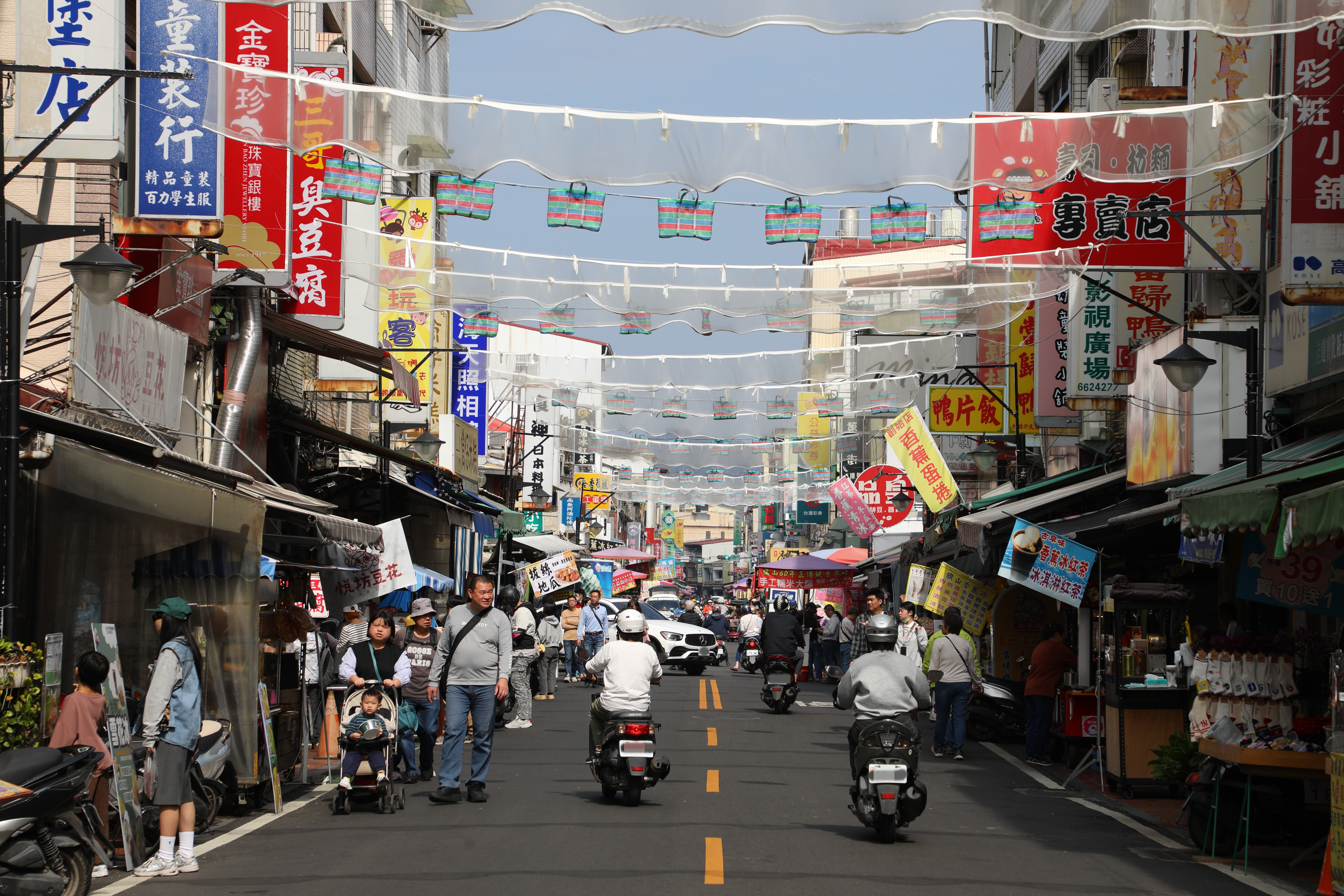 旗山老街的範圍涵蓋中山路、復興街與華中街，可以從起點旗山車站開啟美食地圖。