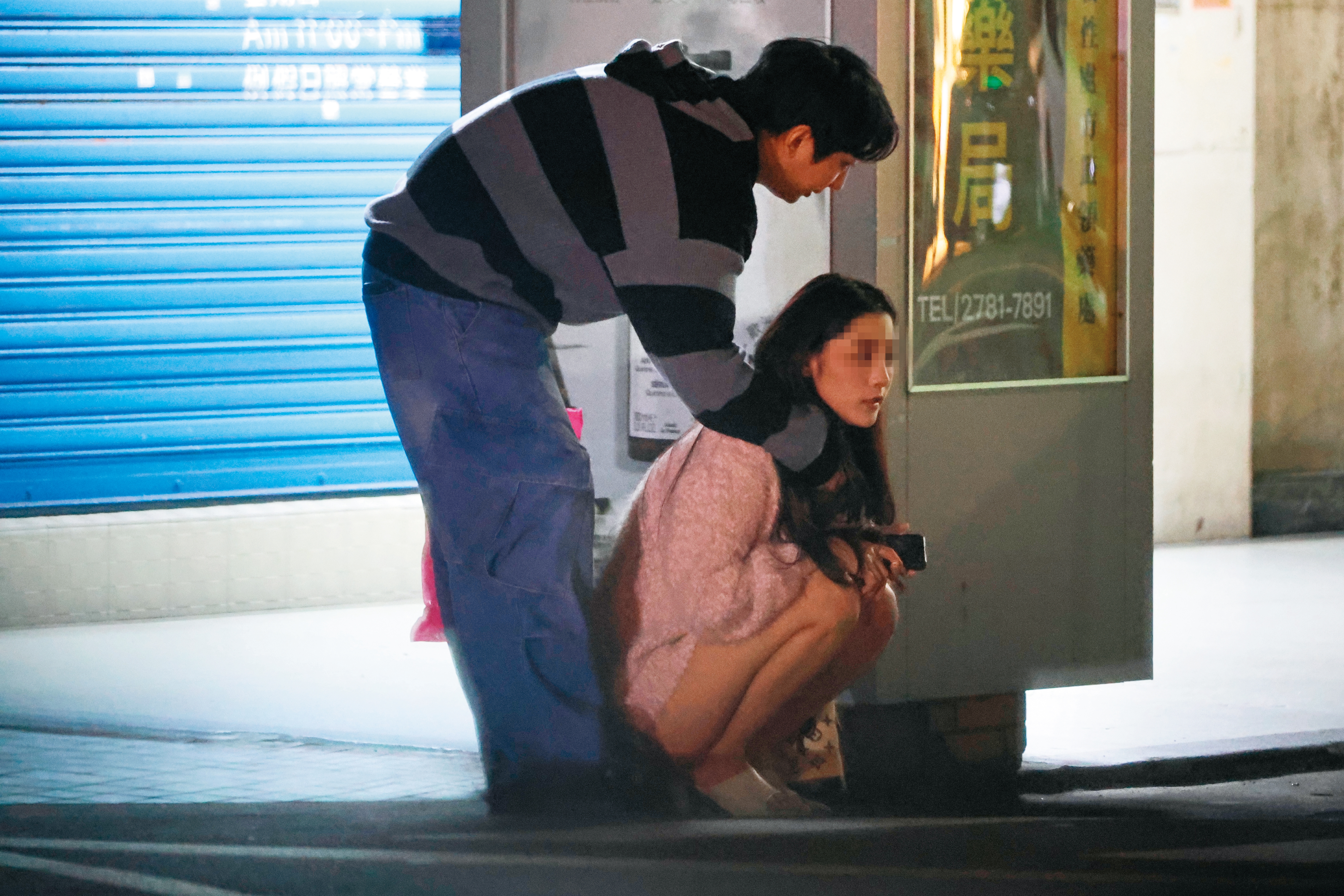 1月17日01:04,明杰從後方抱住女方,疑似趁機摸了下女方的胸前。