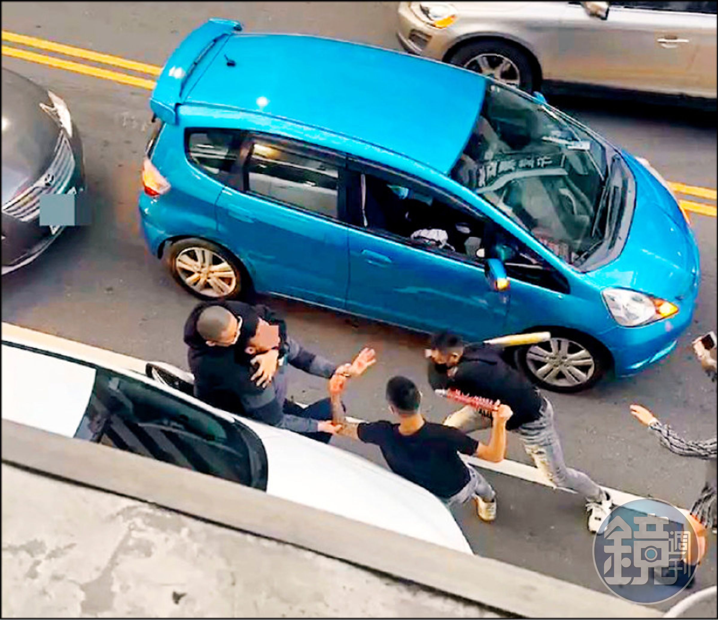 施男等3人疑似假車禍真尋仇,當街暴打葉男。(讀者提供)
