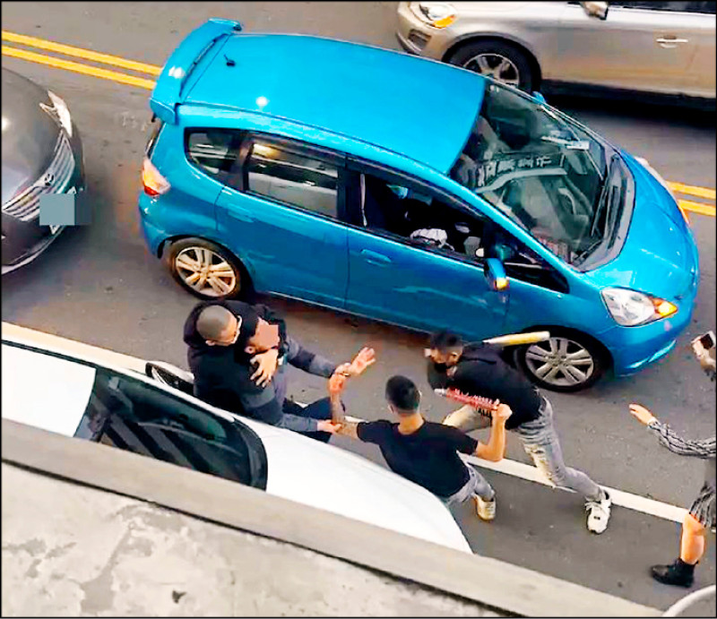 施男等3人疑似假車禍真尋仇，當街暴打葉男。（讀者提供）