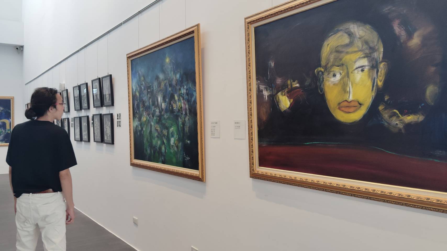 民眾在國美館參觀八方藝術節的開幕畫展。