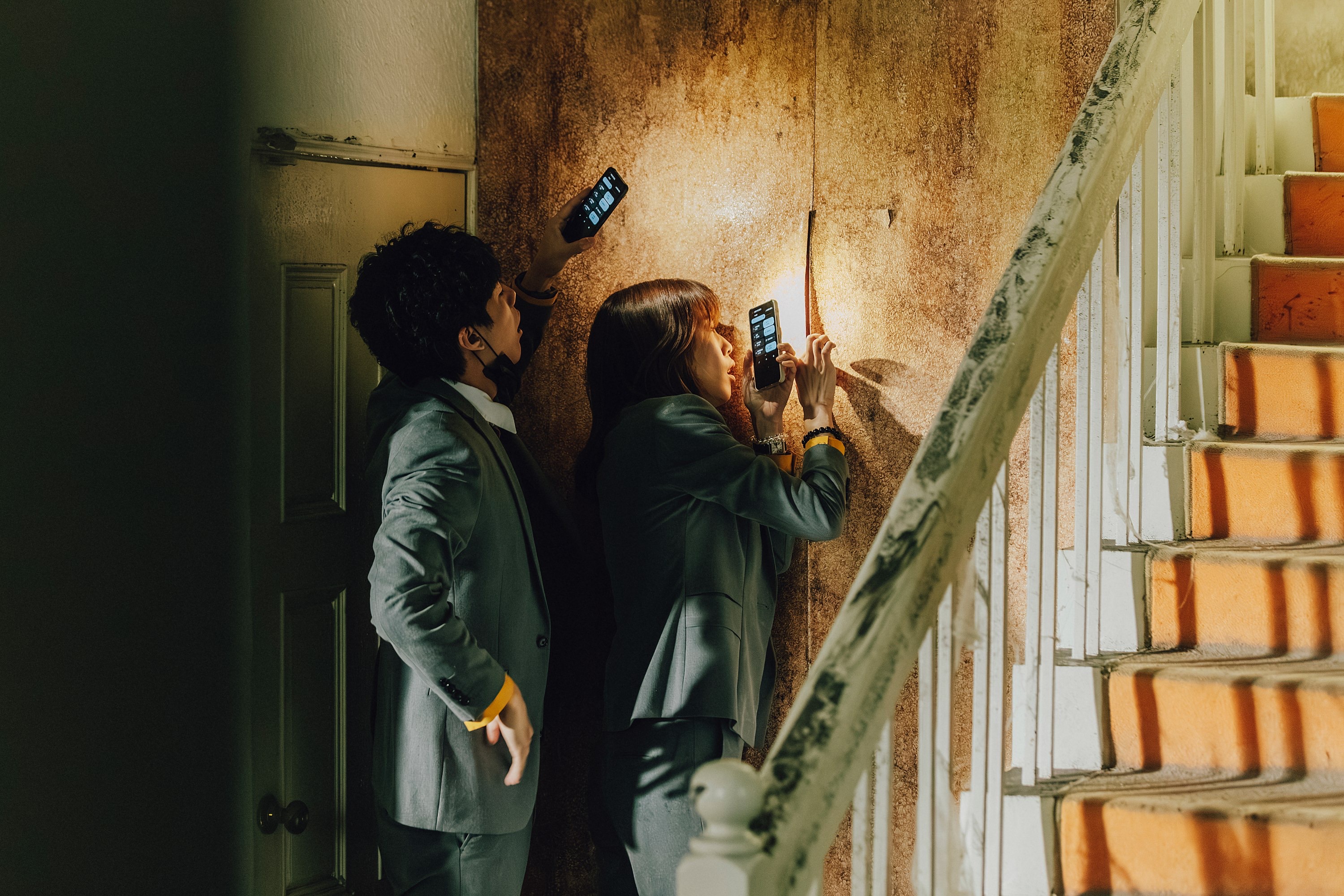 資深房仲陳庭妮（右）與助理蔡凡熙（左）一起揭開凶宅背後的故事。（逆光電影提供）