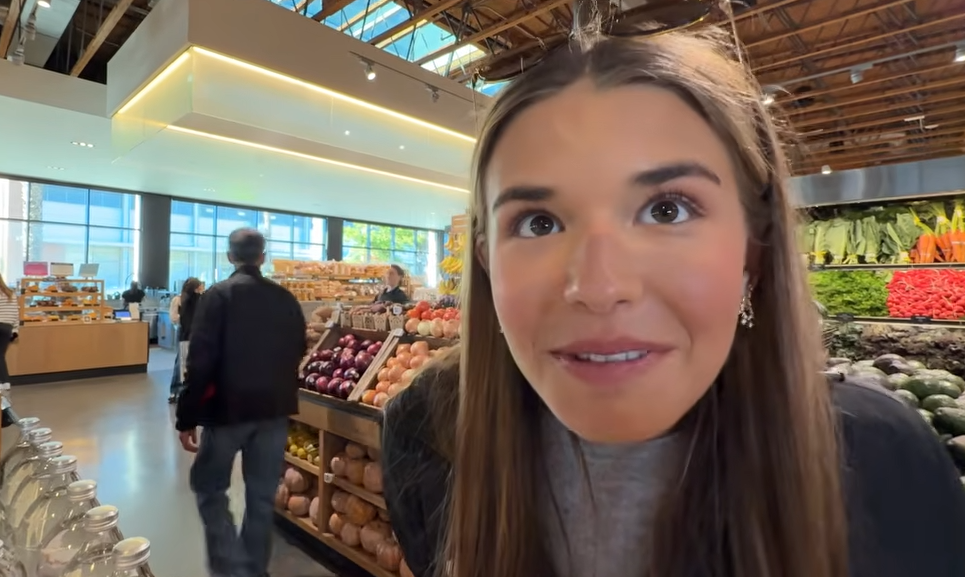 凱伊拍攝新影片，紀錄自己逛「全球最貴超市」Erewhon。（翻攝Kai Trump YouTube頻道）