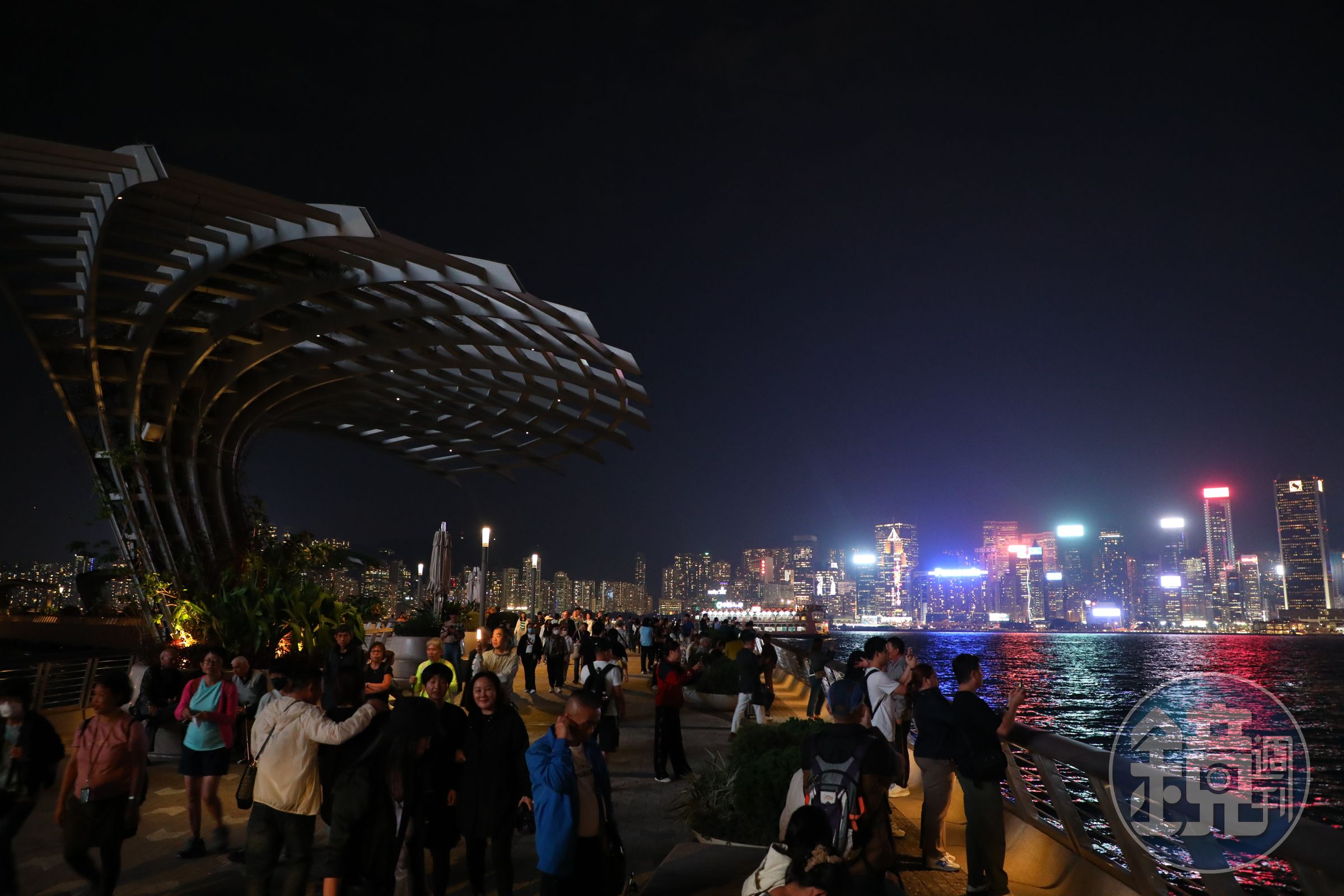以香港電影為主題設計的「星光大道」,是看夜景的好去處。