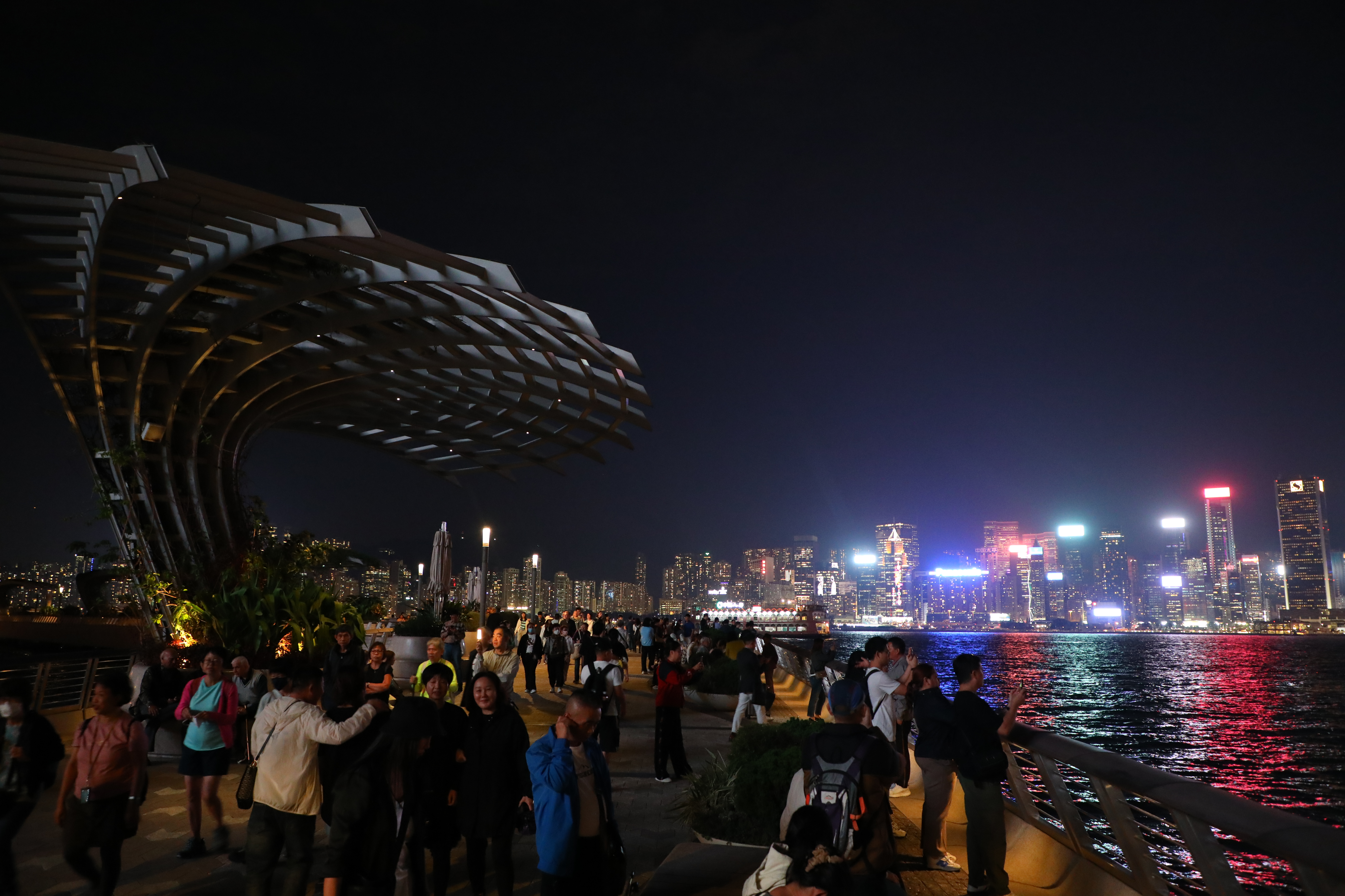 以香港電影為主題設計的「星光大道」，是看夜景的好去處。