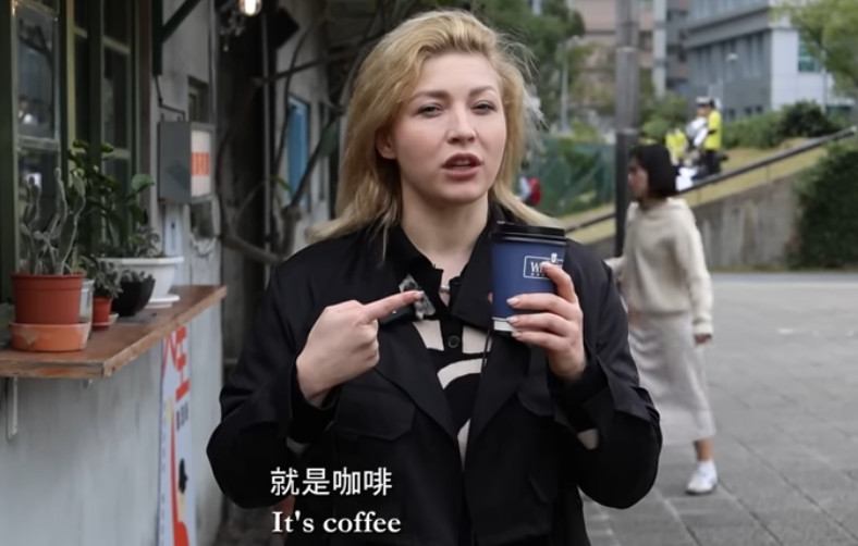 Jasmin十分滿意台北的咖啡品質,可以挑選不同烘焙程度的咖啡豆。(翻攝YT頻道「不要鬧工作室」)