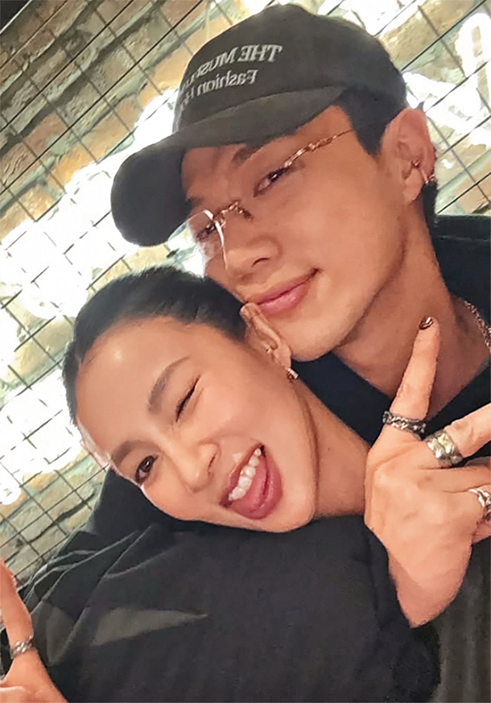 2023年，&Oslash;ZI（右）認愛辣模女友Jane（左）。（翻攝自&Oslash;ZI IG）