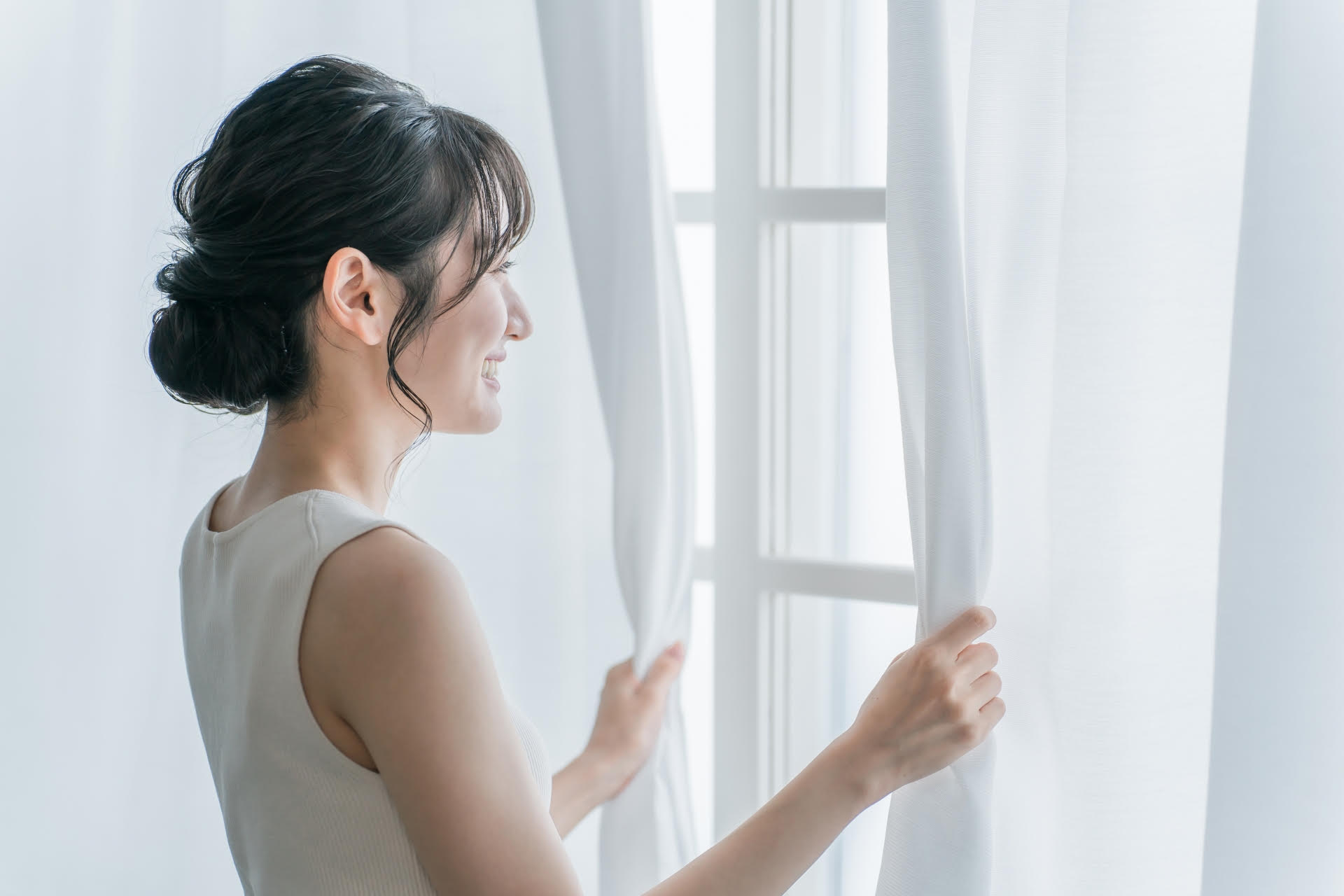 家事達人建議一年至少洗一次窗簾，避免讓窗簾布料受損，縮短使用壽命。（示意圖，photoAC）