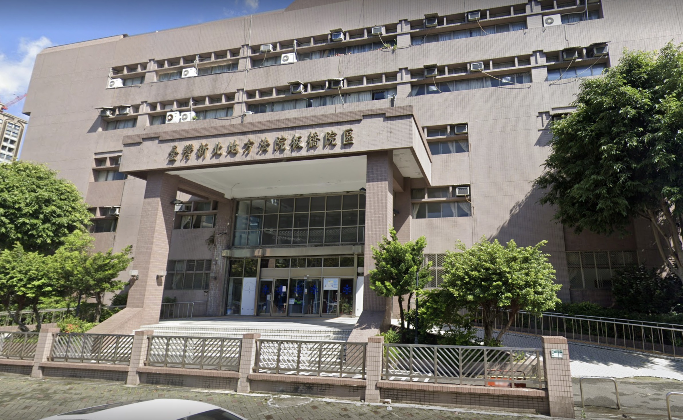 行政院針對新北校園少年暴力事件做出7點對策，對此司法人員卻告訴本刊：「這7個高見，正顯示官員與現實大脫節。」圖為新北少年法院。（翻攝自Google Maps）