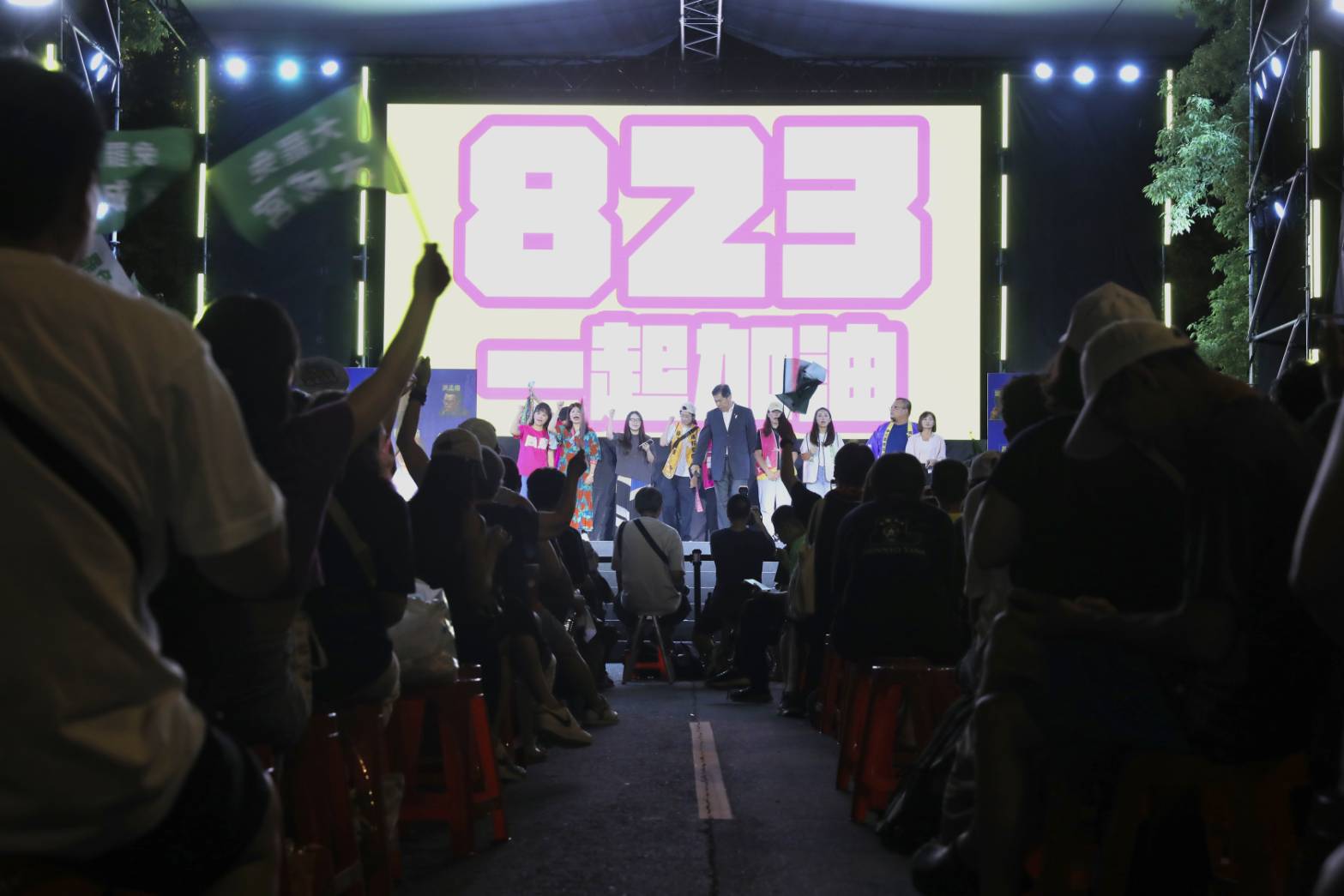 昨日大罷免全數失敗，罷團寄望823再戰。媒體人黃揚明分析726大罷免全數失敗背後的社群與政治心理因素，也點出社群「宗教式洗腦效應」導致判斷失真。