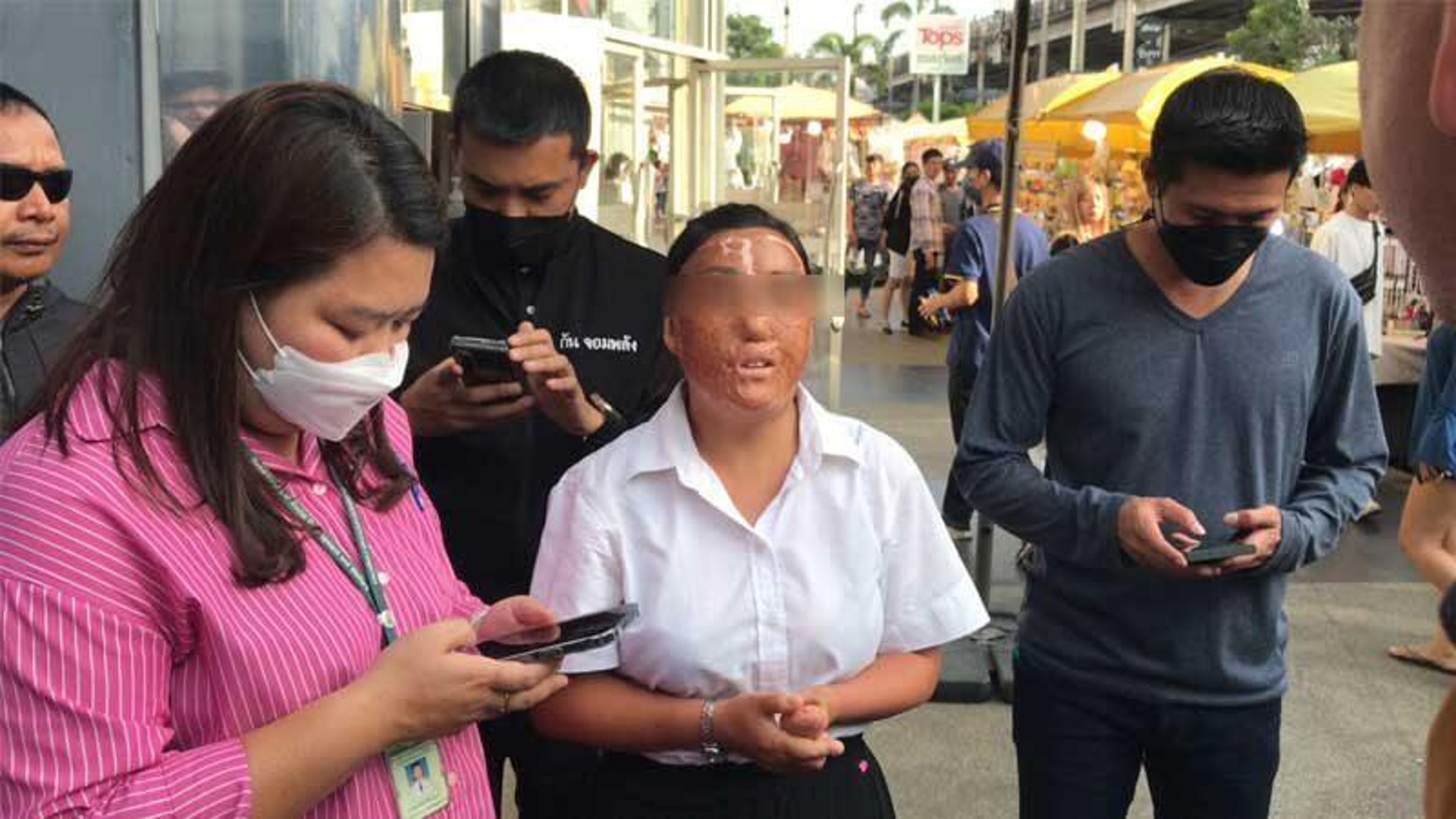 泰國警方近日在曼谷逮捕多名中國籍行乞者,遭逮捕的中國人清一色四肢不全,且臉上有燒燙傷痕跡。(翻攝自微博)